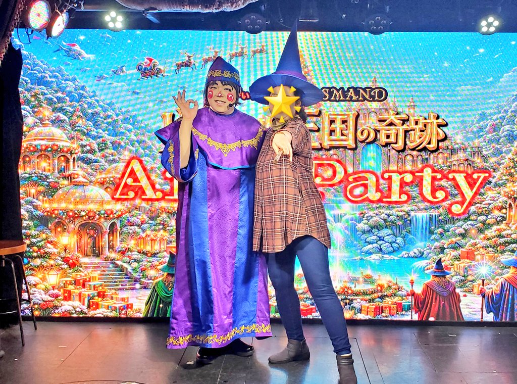 yu_saaaa90's tweet image. なんと、パーティーの最後はアキットウィザードとのお写真タイムが😳‼️
トンガリ帽子と魔法の杖付き✨️
素敵な4日間を本当にありがとう。
ライブ＆ファンミ全7公演‼️
無事にコンプリートしましたぁ🎊
感謝を込めて、渾身のウィザードポーズです💖💖💖
2025.12.21
#OSMAND
#魔法使いアキット
#アキット