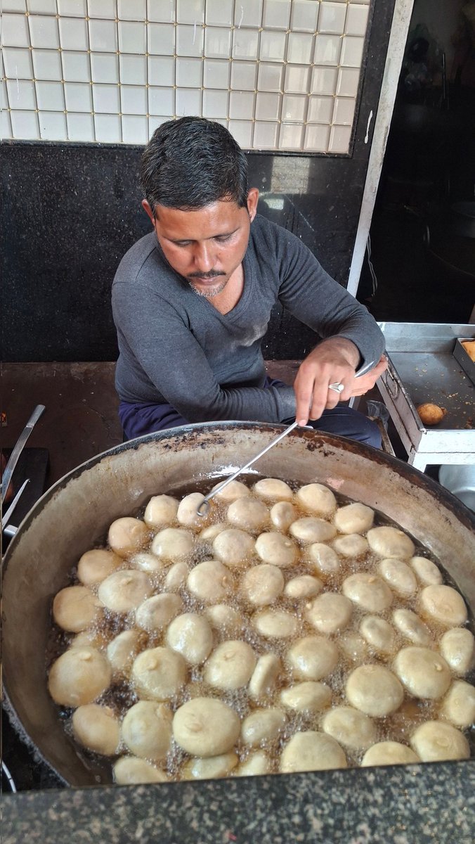 UpadhyayTolaram's tweet image. #bikaner #Bharat #Food 

मसालेदार प्रसिद्ध कचोरी के निर्माता
एकदम शुद्ध मूंगफली तेल में निर्मित