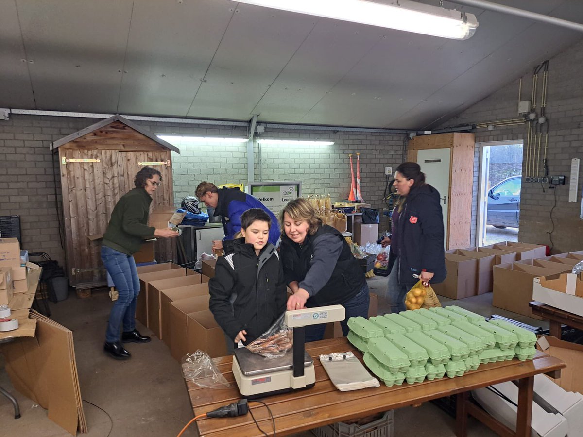Cdaleudal's tweet photo. Van Leudal, voor Leudal!
30 gezinnen ondersteund met lokale voedselpakketten.
Dank aan alle ondernemers en vrijwilligers van Voedselbank Leudal &amp; DiaNico.
Samen sterk. 💚 https://t.co/6w2izDdK8d