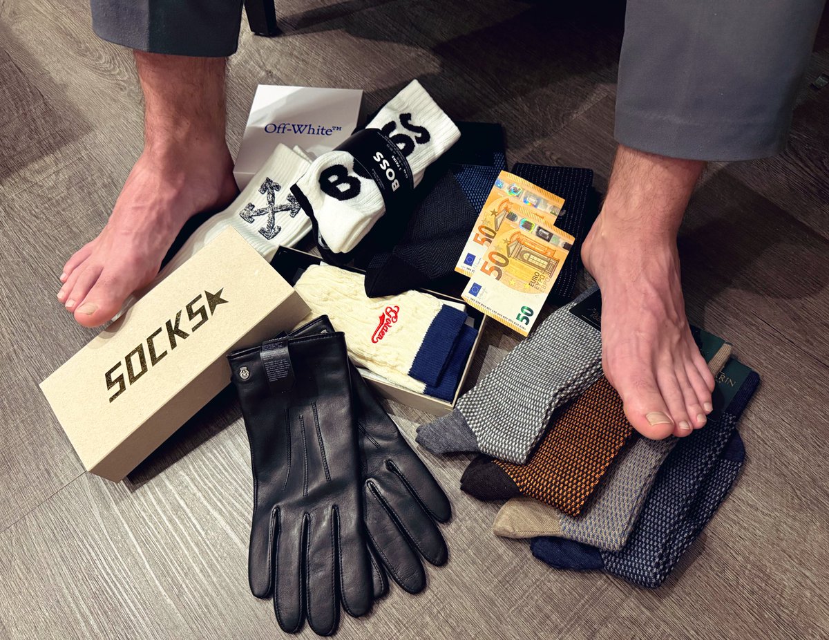 alphamaster_ger's tweet photo. It's time for the slaves to lay their Christmas gifts at my feet. I've already received a few things. My faithful slave @slve_alphamstr just got me some very chic new leather gloves and some luxury socks and laid everything at my feet . 👌🏻👌🏻🤑💸💸
#findomaster #findom #cashmaster #cashlave