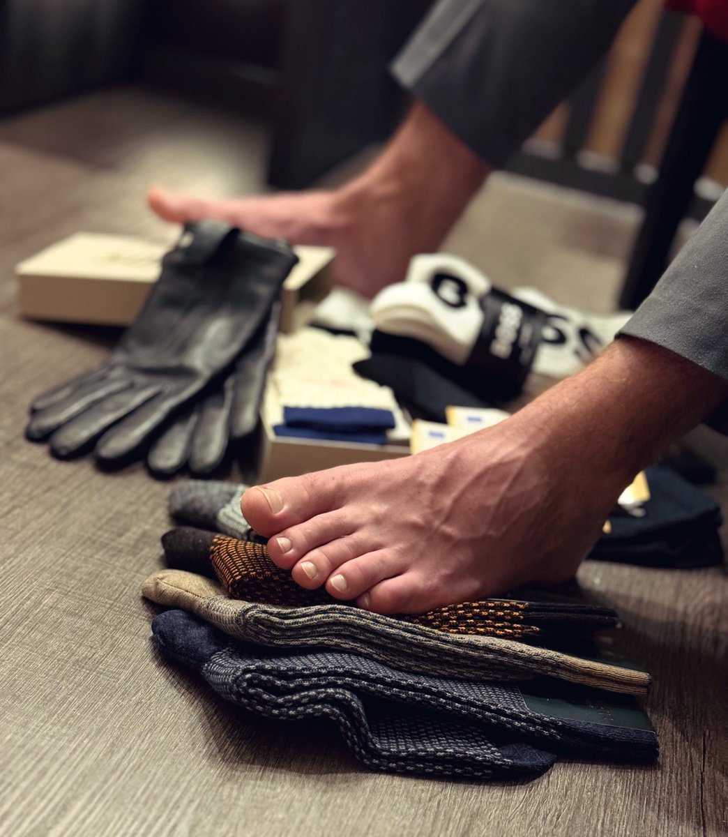 alphamaster_ger's tweet photo. It's time for the slaves to lay their Christmas gifts at my feet. I've already received a few things. My faithful slave @slve_alphamstr just got me some very chic new leather gloves and some luxury socks and laid everything at my feet . 👌🏻👌🏻🤑💸💸
#findomaster #findom #cashmaster #cashlave