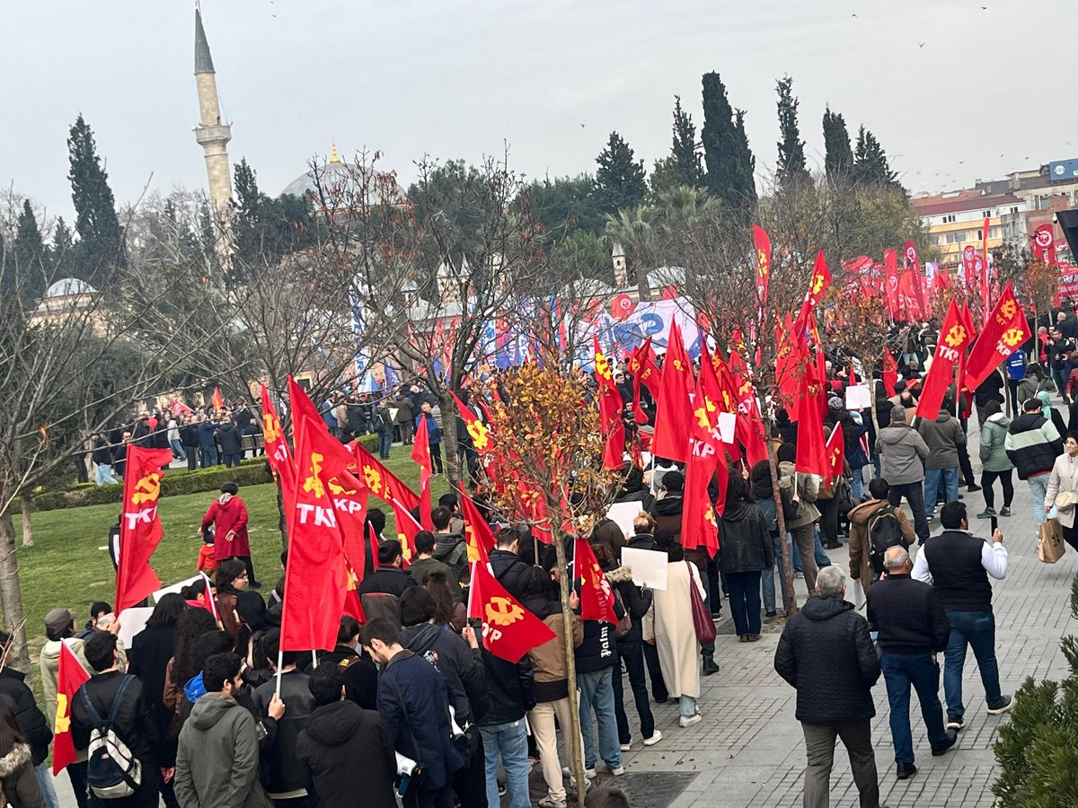 Bugün, MESS patronlarına ve sermayedarlara sözümüzü söylemek için Gebze’de metal işçilerinin eylemindeydik. 

Bu ülkeyi asalak patron sınıfından kurtaracağız! 
#gebze