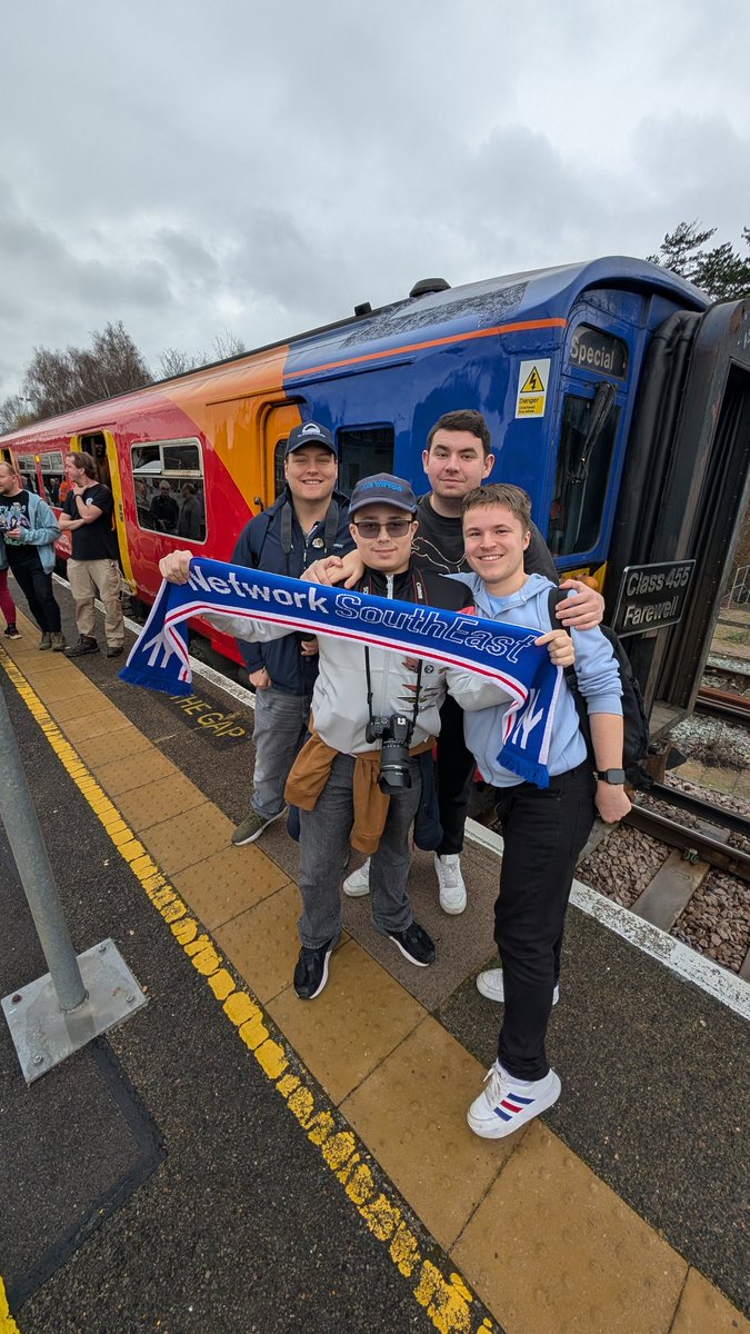 Whilst out today we met <a href="/geofftech/">Geoff Marshall</a> ..who happened to have an NSE scarf in his bag 😉
Now although he didn't want to be photographed we found some that did!

Good to meet you Geoff, Look forward to the video. 🔴🔵⚪

<a href="/SW_Help/">SWR Help</a> 
#Class455Farewell