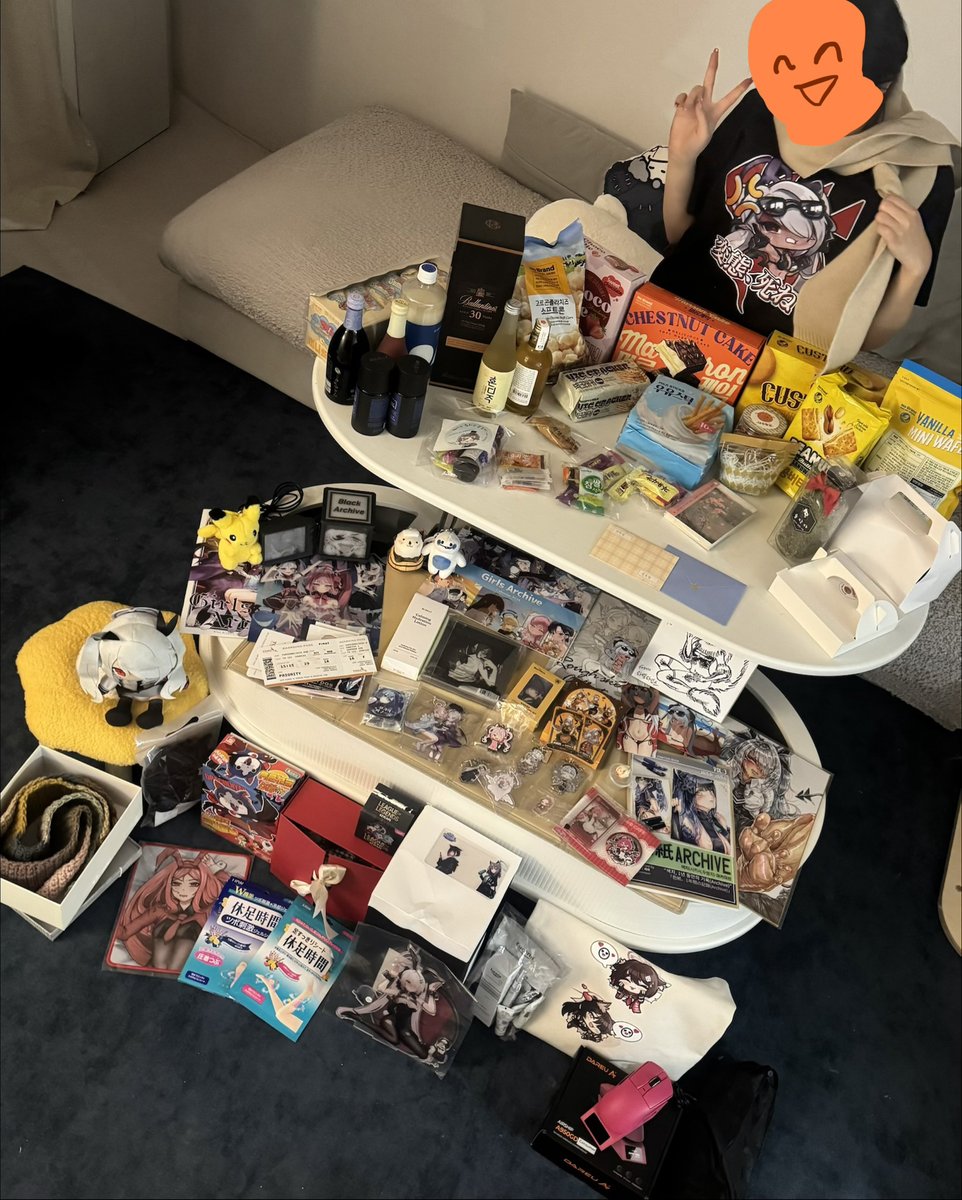 집에와서 하나하나 봤습니다! 
현장이 바빠서 반응을 못해드려 정말 죄송합니다
이제 다들 손잘알이야.. 다 내가 너무 좋아하는것만 선물해줘서 고마워요. 오리들 마음이 잘 느껴져서 오늘도 손손이는 행복했습니다! 양일 수고했고 다들 잘자~~