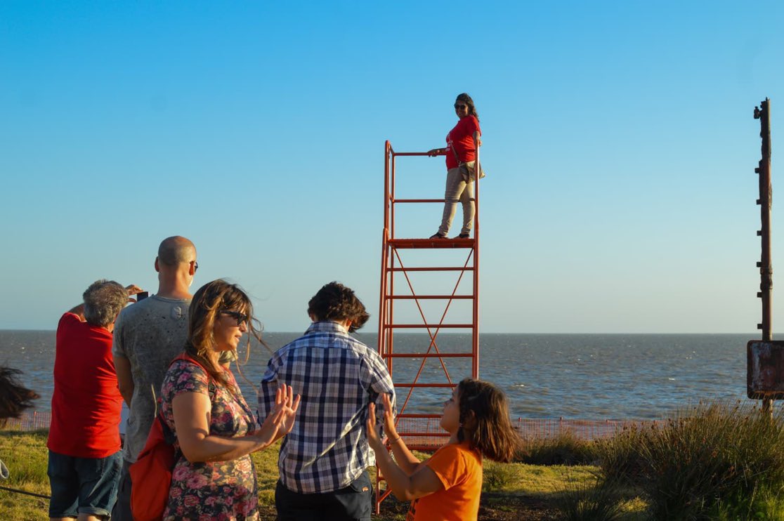 Vos pones esta escalera en tu empresa y aparecen 10 inspectores y prevencionistas que te mutilan y tenes q usar casco y arnés…. Pero <a href="/Mario_Bergara/">Mario Bergara</a> inaugura esto en un baldío público.
Nos gobiernan inútiles caros.