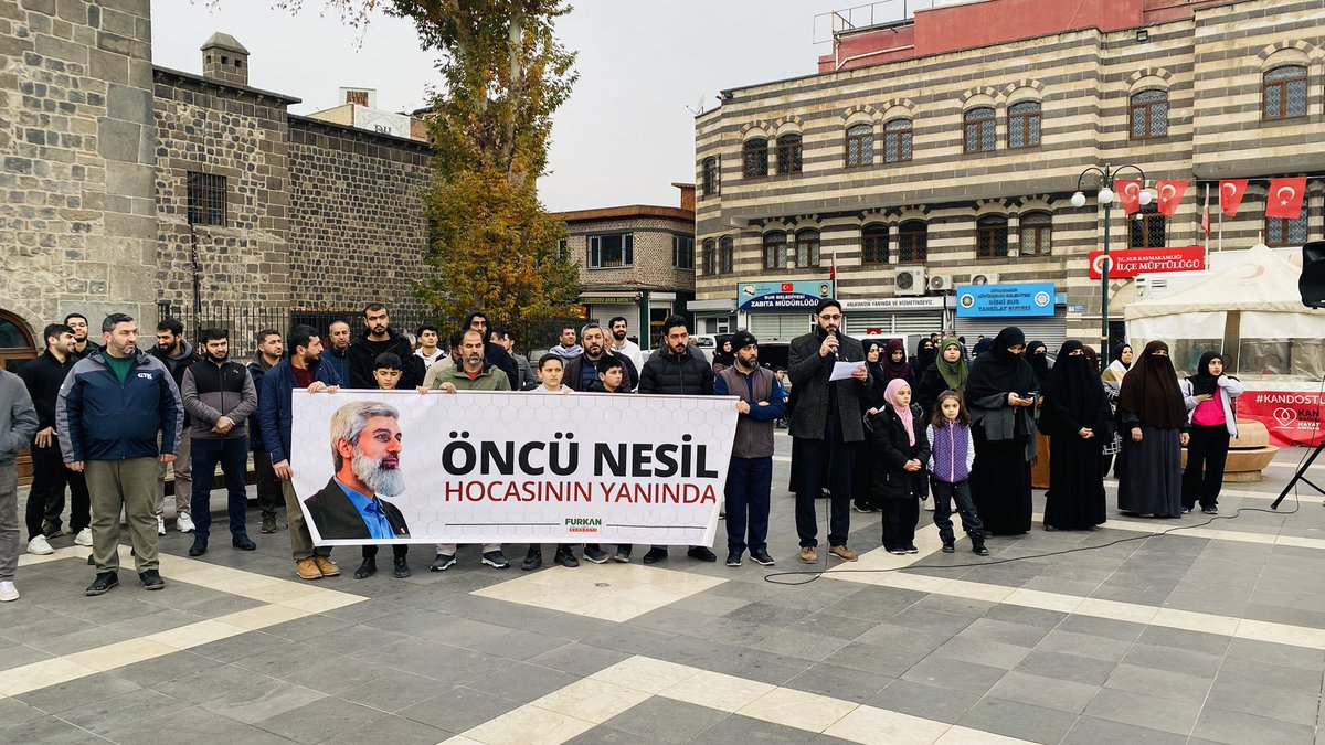 fneslidernegi's tweet photo. “3 Aylar kapsamında Ankara’da gerçekleştirilmesi planlanan konferansımızın engellenmesi üzerine, Diyarbakır’da yaptığımız basın açıklaması.”

Alparslan Hoca Ankara’da
#BasınAçıklaması
#AnkaraEmniyeti https://t.co/ec8Iu7cutQ