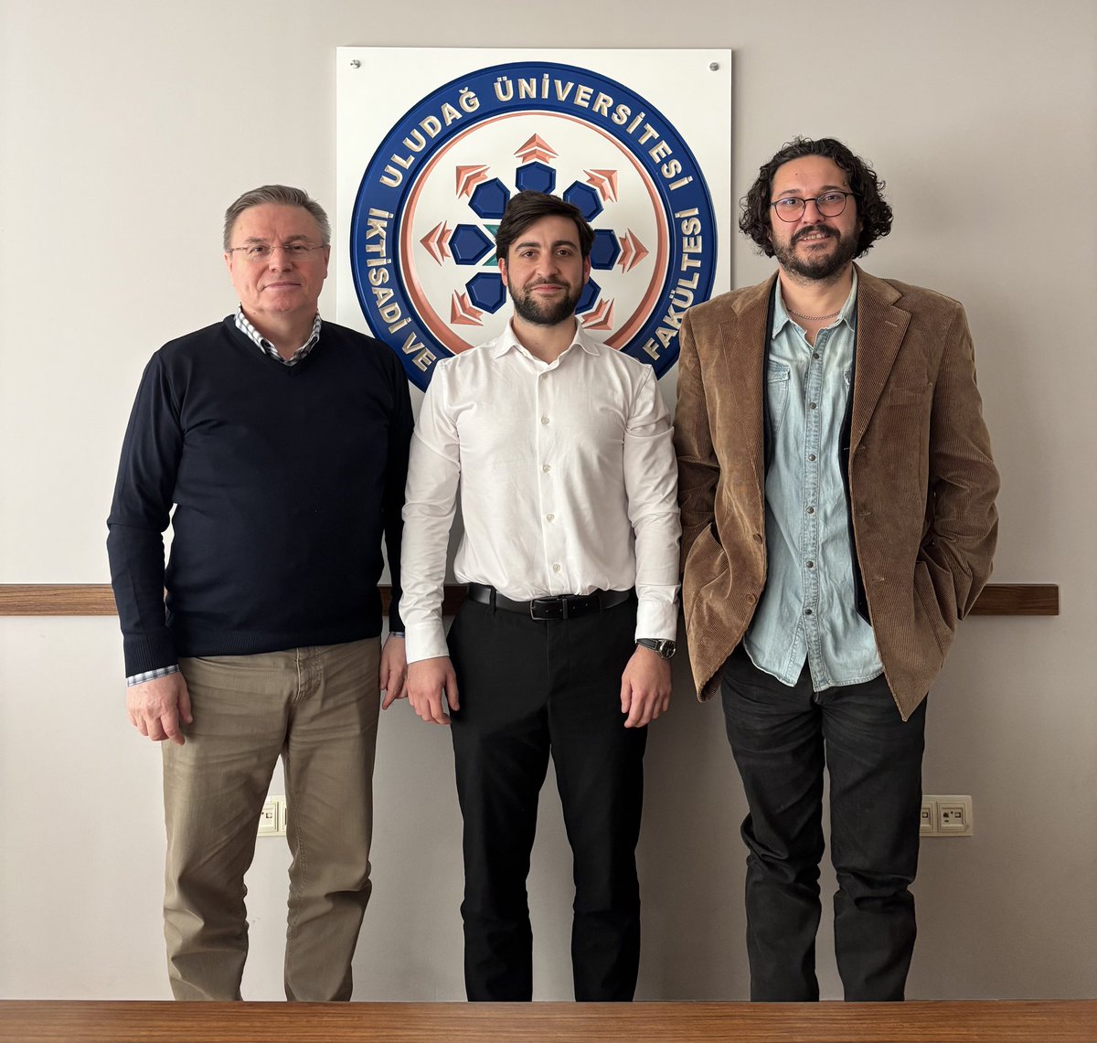 Bir serüvenin sonu, yeni bir başlangıcın eşiği. “ALMAN MUHAFAZAKÂRLIĞININ DÖNÜŞÜMÜ: MUHAFAZAKÂR DEVRİMİN İDEOLOJİK TEMELLERİ VE YENİ SAĞA ETKİSİ” adlı tezimi savunmuş bulunmaktayım. Her fırsatta emeğini esirgemeyen <a href="/_fraternity/">gramsciyensaidgil 🇵🇸</a> hocama çok teşekkür ediyorum.