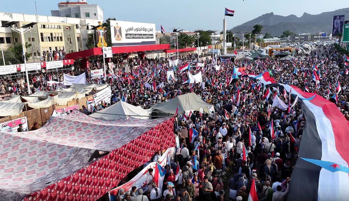 NajTV's tweet photo. Tens of thousands ppl from #Yafa arrive in #Aden to demand the declaration of a South Arabian state #now
#يافع
#Yemen https://t.co/38voDnwF8k