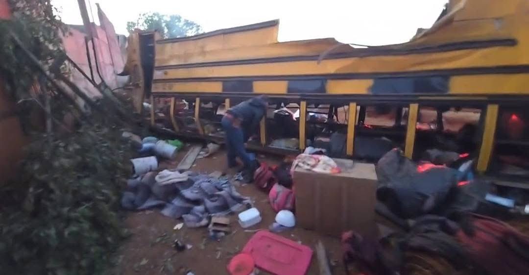 🔴#TRAGEDIA | CINCO JORNALEROS AGRÍCOLAS MUERTOS Y VARIOS HERIDOS; REGRESABAN A FRESNILLO

Minutos después de las 5:00 a.m. de este domingo, un autobús que transportaba jornaleros agrícolas volcó de forma violenta sobre la Carretera Federal 45, en el municipio de Morelos, en el