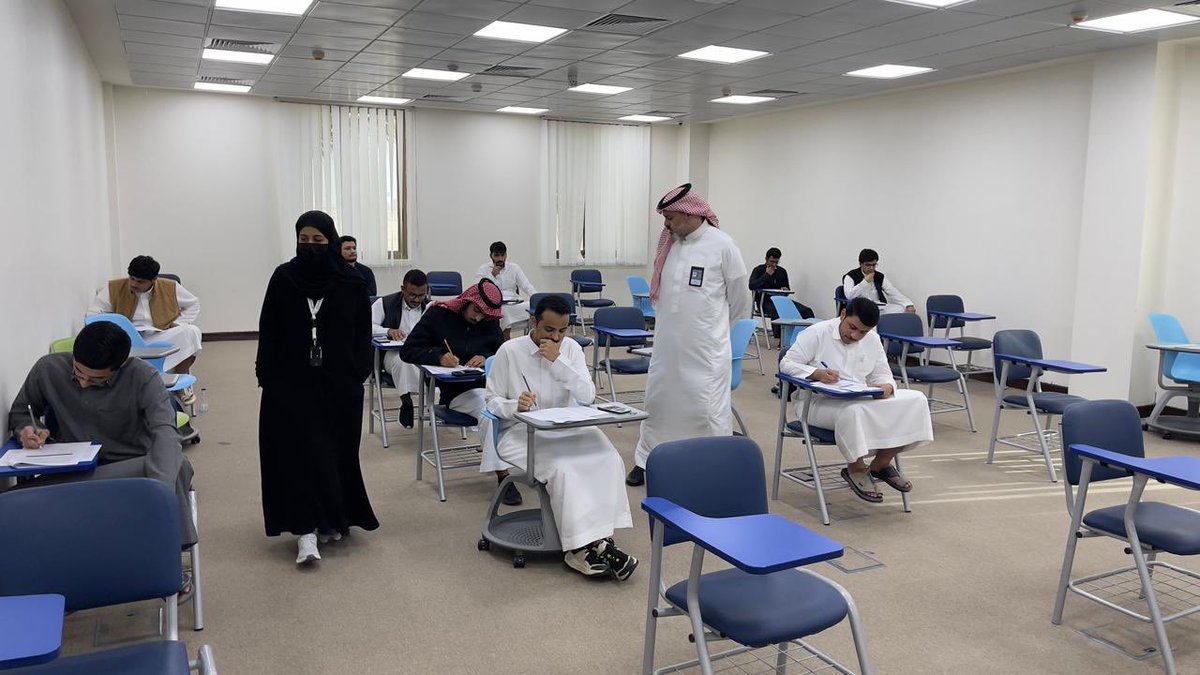 IAU_CCSIT's tweet photo. بدأت اليوم الاختبارات النهائية في الكلية للفصل الدراسي الاول من العام الجامعي 2025-2026
بحضور عميد الكلية الدكتور خالد العيسى و وكيلة الكلية للشؤون الأكاديمية الدكتوره مي الدوسري ذلك لمتابعة سير الإختبارات
مع تمنياتنا بالتوفيق والنجاح لجميع الطلاب والطالبات
#IAU_CCSIT https://t.co/31zHvZi7dX