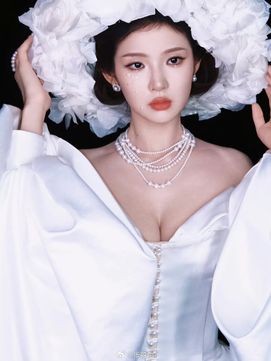 Mzaoyi's tweet photo. She drifts between reflection and radiance—pearls like constellations, silk breathing light. In stillness, elegance speaks; in shadow, grace endures. A portrait of poise where softness meets strength, and beauty listens to itself. 🪞 https://t.co/v9Mmj3ftsE
