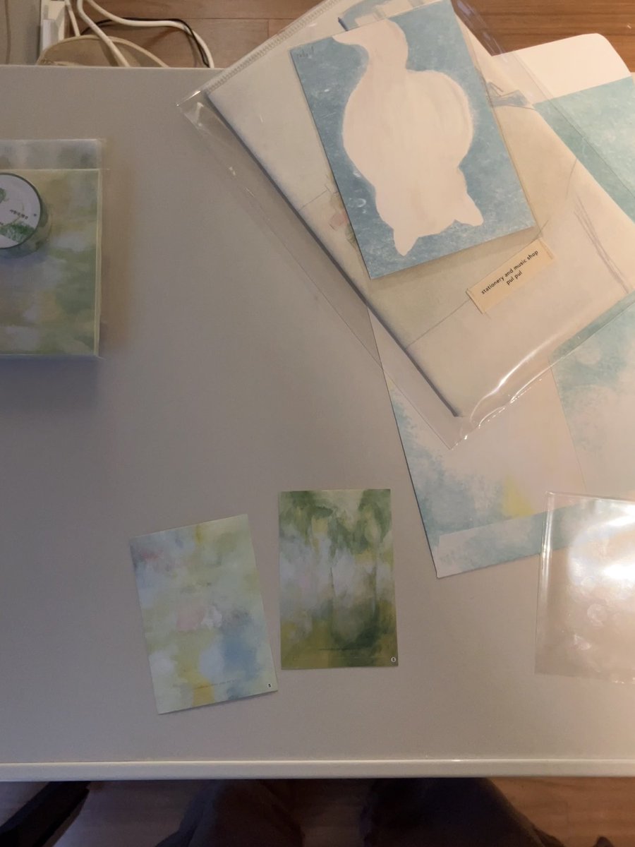 풀풀의 신사 팝업 <겨울 집>에 다녀왔다 
열심히 구경하고  ... 필사도 하고 왔다  ... 

공간도 사람도 그림도 음악도 물건도 
모든 게 따뜻한 공간에서 사랑을 경험하고 나오니
차가운 바깥공기마저 낭만처럼 느껴졌던 어제였다 

우하하 풀풀 사랑해요 〜 ☃️