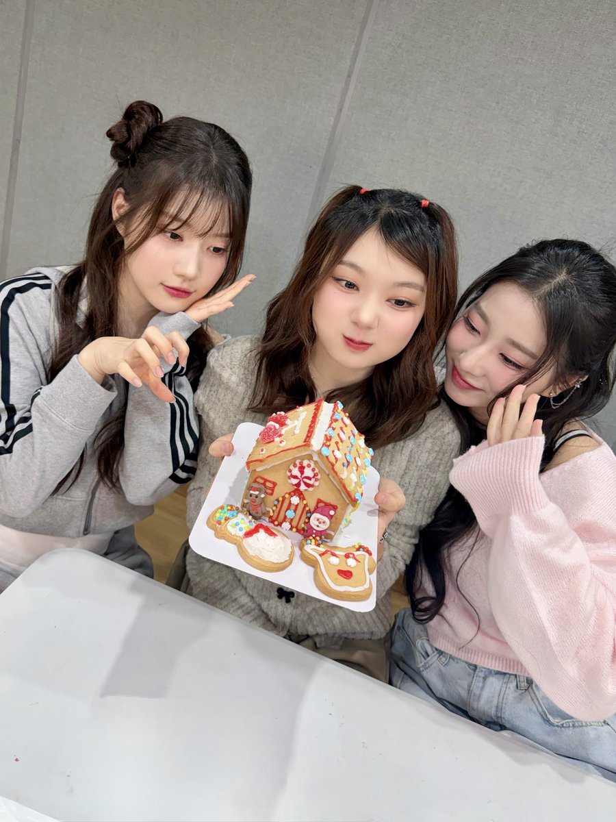 [ 📳 211225 ]: Atualização do USPEER no Twitter com a #SEOYU, #CHAENA e #ROA.

#USPEER #유스피어 #서유 #채나 #로아 <a href="/USPEER_official/">USPEER_official</a>