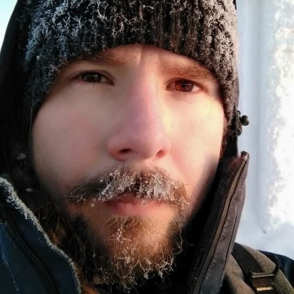 Que el frío no apague tu llama,
que la noche no oscurezca tu luz,
que la blanca nieve y la escarcha
no vuelvan pálido tu fuego interior.