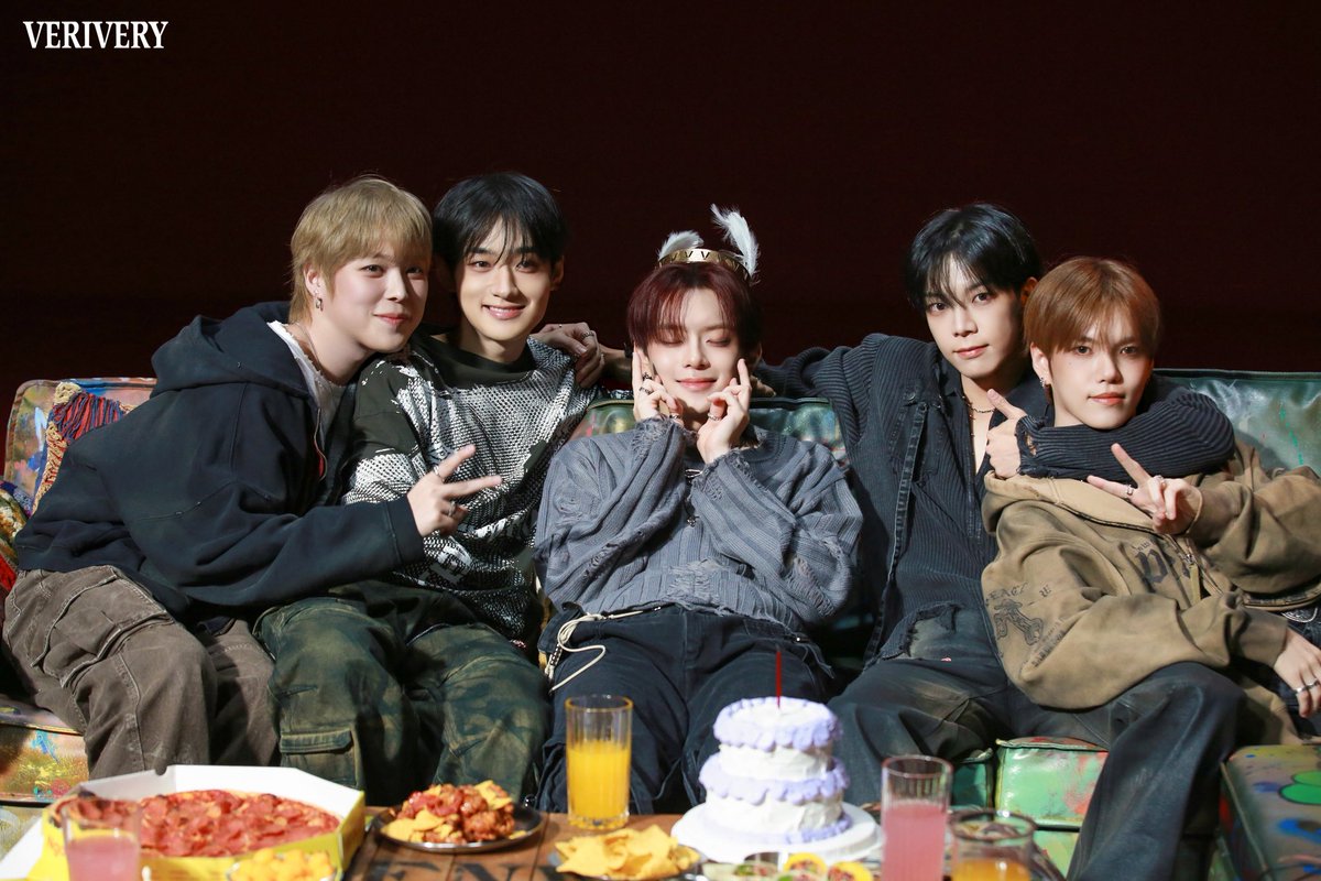 [💌] [VE:HIND PIC] VERIVERY 4th SINGLE ALBUM [Lost and Found] 촬영 비하인드♥️🪽  👉 verivery.bstage.in/contents/6946d…   #베리베리 #VERIVERY #VRVR #Lost_and_Found #RED #RED_Beggin