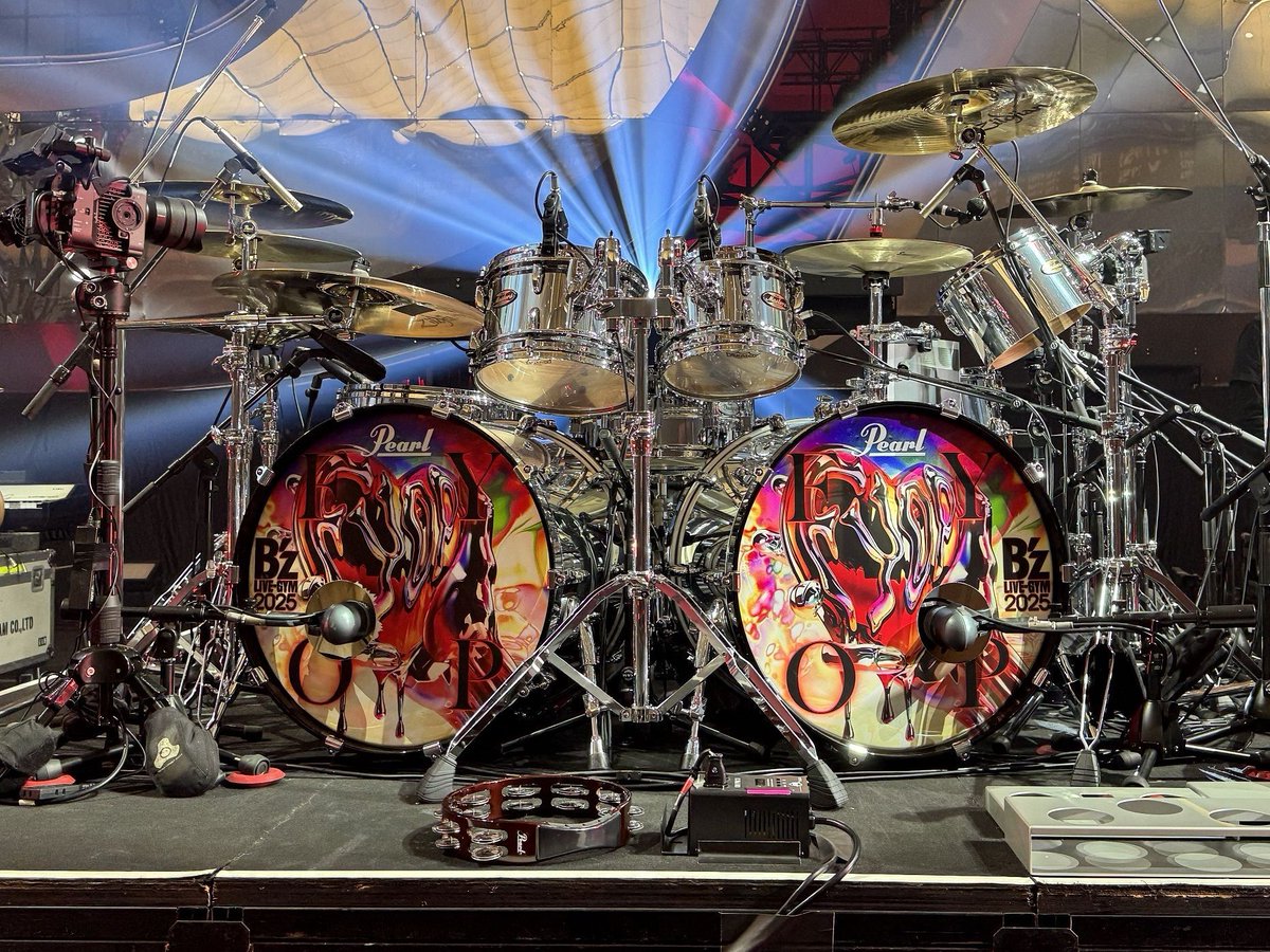 pearl_drum's tweet photo. B'z LIVE-GYM 2025 -FYOP-
（Dr：Shane Gaalaas）
@Gaalbladderass 

■Pearl Drums
Masters Maple Gum  [MMG]
Color：No,426 Mirror Chrome
BD: 22"x17" （x2）  *特注サイズ
TT: 10"x7"
TT: 12"x8"
FT: 16"x14"
FT: 18"x16"
ST: 8"x6"  *特注
ST: 10"x7"  *特注

Douluxe
14"x6.5" [DUX1465BR No,405]

Maple 12"x7" Effect Snare [M1270]
Color：No,426 Mirror Chrome

■VIC FIRTH
Signature Model - Shane Gaalaas Drumsticks
[VIC-SHG]
*特注カラー

■REMO Drmhaeds
14"SD: Emperor X
12"SD: Coated Emperor
BD: Powerstroke 3 Clear
TT/FT: Clear Emperor
ST: Controlled Sound Clear [CS]

#shanegaalaas
#pearldrums
#vicfirth
#remodrumheads