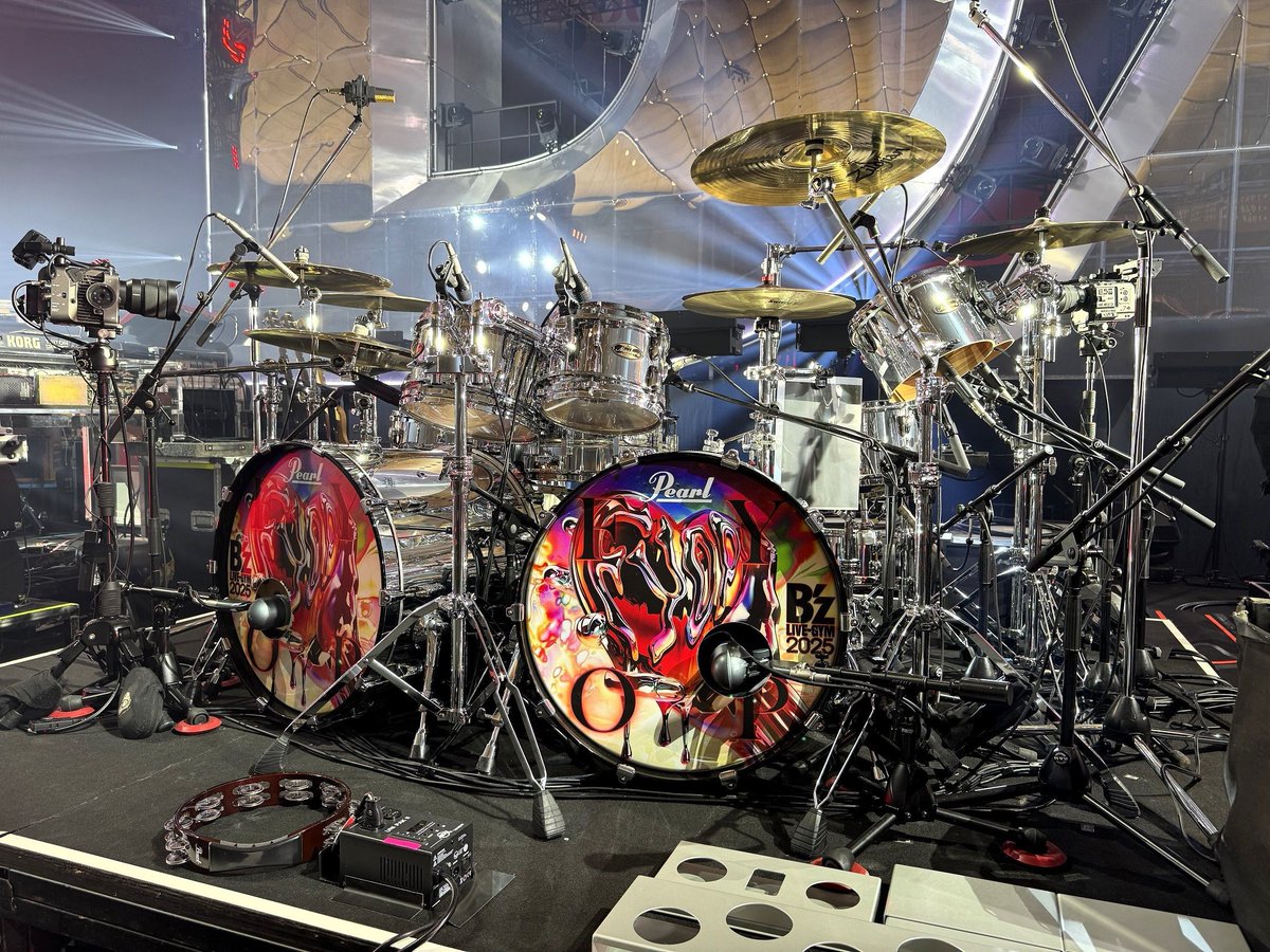 B'z LIVE-GYM 2025 -FYOP-
（Dr：Shane Gaalaas）
<a href="/Gaalbladderass/">Shane Gaalaas</a> 

■Pearl Drums
Masters Maple Gum  [MMG]
Color：No,426 Mirror Chrome
BD: 22"x17" （x2）  *特注サイズ
TT: 10"x7"
TT: 12"x8"
FT: 16"x14"
FT: 18"x16"
ST: 8"x6"  *特注
ST: 10"x7"  *特注

Douluxe
14"x6.5" [DUX1465BR