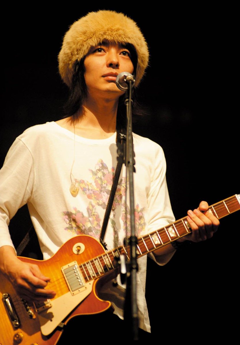 #ヨネダ2000 誠のミューズは、ミュージシャン 志村正彦 

「本当はまだ生きていて、頑張ればいつか会えるっしょ!!」と思いながら暮らしています。でもやっぱりどう考えても亡くなっているとあらためて気づき、信じられないくらい落ち込んだことがありました。 
ginzamag.com/categories/int…