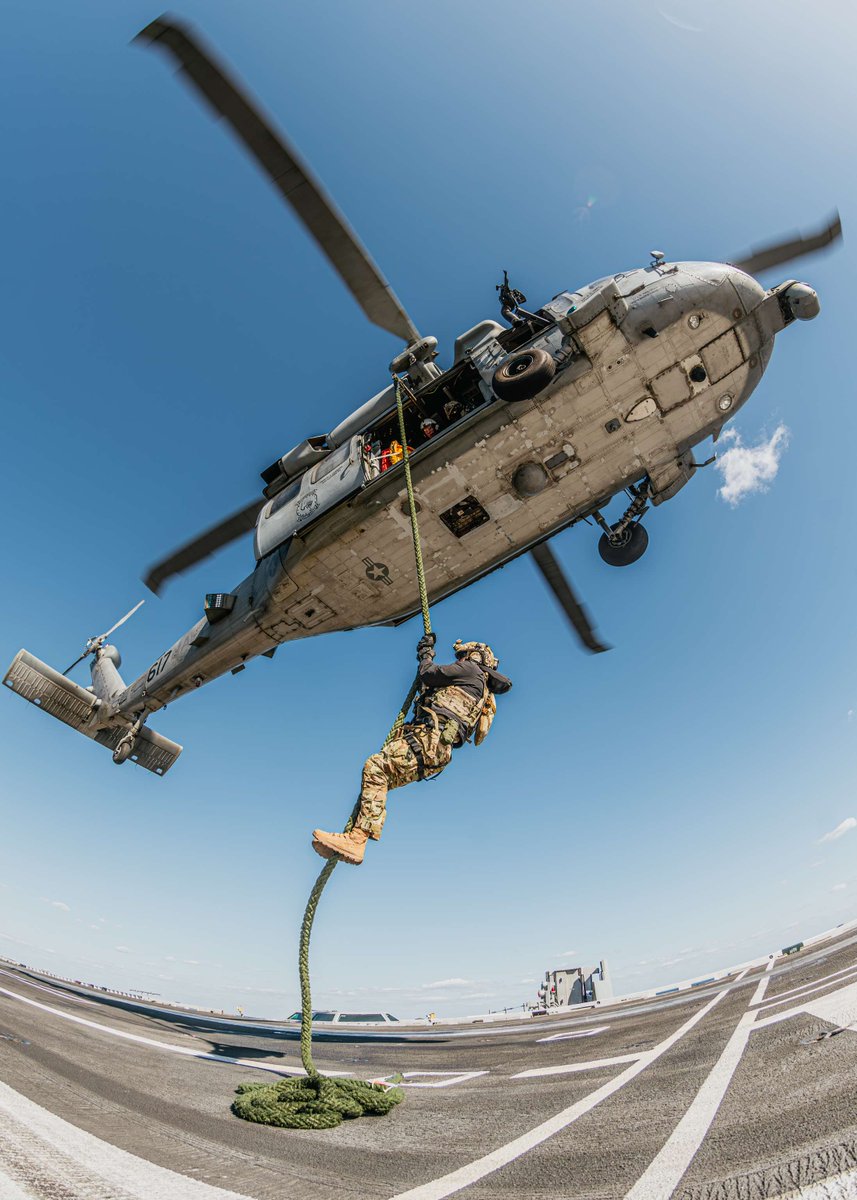 #ICYMI
From the air to on deck  🚁

U.S. Navy and Republic of Korea Navy sailors participate in a fast-rope exercise on the flight deck of  USS George Washington (CVN 73) during CSGEX 2025, Nov. 10, 2025.

#ForgedByTheSea | #AlliesAndPartners https://t.co/bzbg2J489W