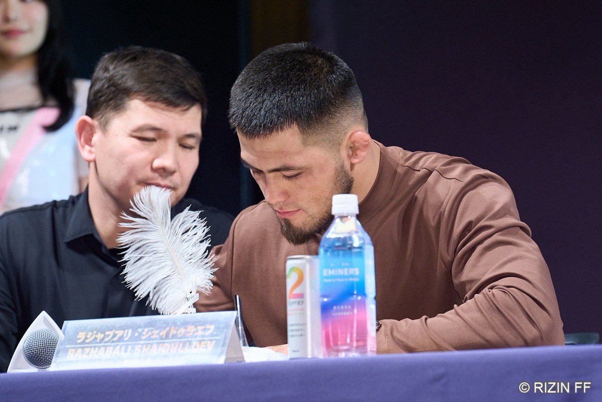 nobu_sakakibara's tweet image. 今日はシェイドゥラエフと未来の公開練習と調印式を行いました。
シェイドゥラエフは日本に着いてそのまま会場に来てくれました！
未来も体が絞れており、コンディションも良さそうでした。…