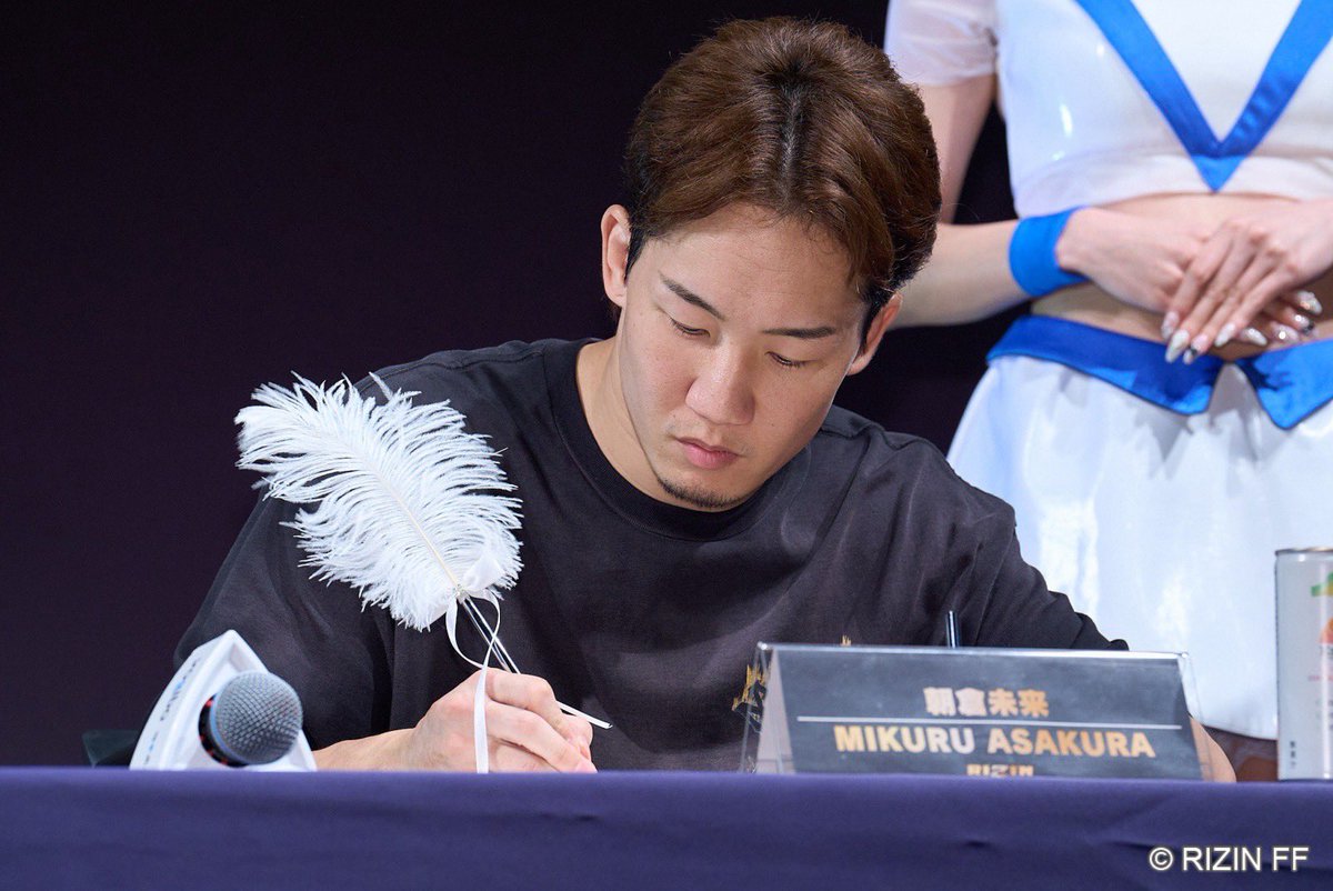 nobu_sakakibara's tweet image. 今日はシェイドゥラエフと未来の公開練習と調印式を行いました。
シェイドゥラエフは日本に着いてそのまま会場に来てくれました！
未来も体が絞れており、コンディションも良さそうでした。…