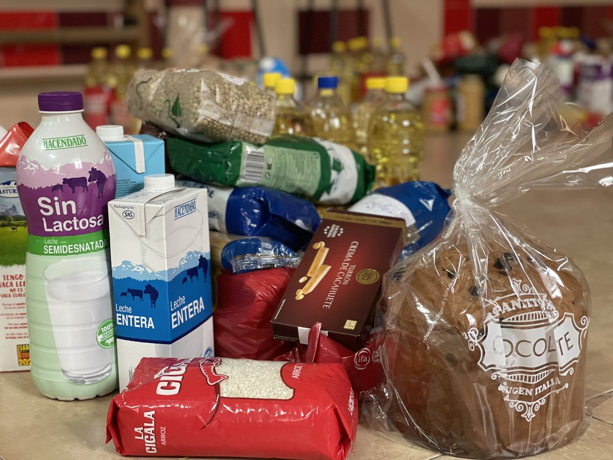CristoReyMadrid's tweet photo. Un año más, hemos podido llevar a cabo la #CampañadeNavidad y compartir los alimentos con quienes más lo necesitan. Ya se ha realizado la entrega de los paquetes, haciendo posible que muchas familias puedan vivir estas fiestas con mayor esperanza.
#ColegioCristoRey #FEJG https://t.co/XIm7JEBooo