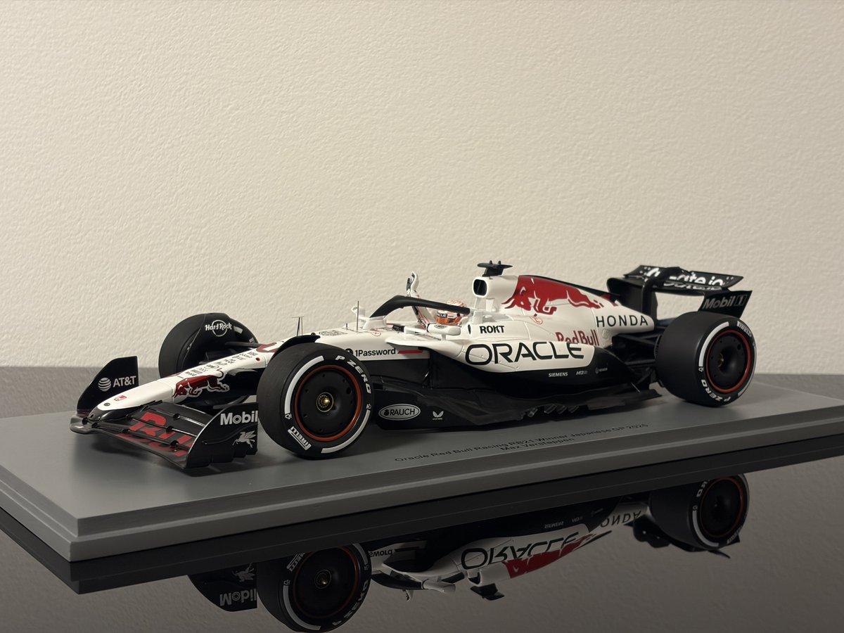 スパーク 1/18 レッドブル RB21 日本GP フェルスタッペン レッドブル