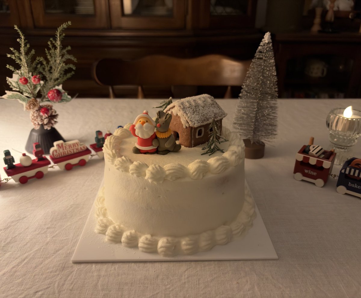 0423uin's tweet image. クリスマスケーキはサンタさんのお家を作った🏠
