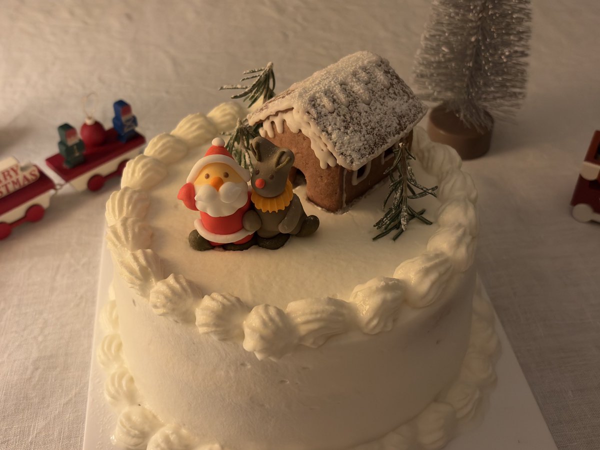 0423uin's tweet image. クリスマスケーキはサンタさんのお家を作った🏠