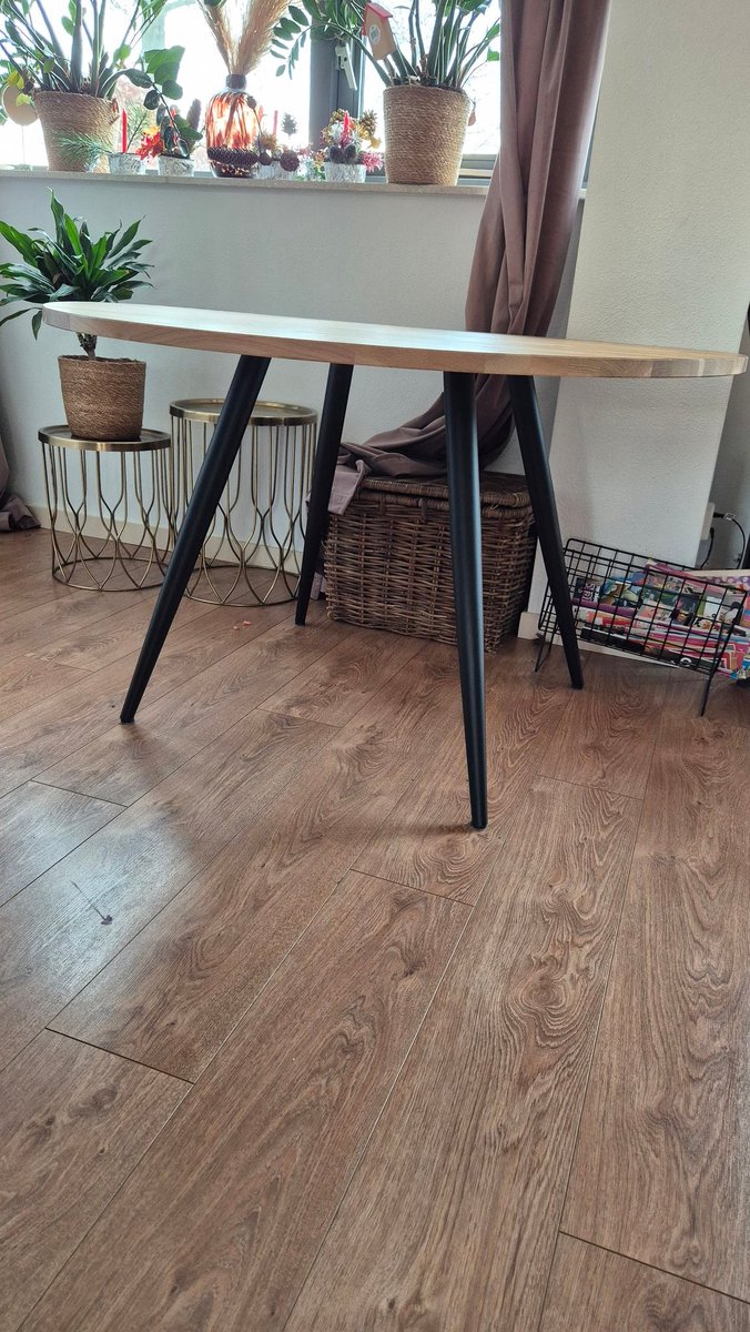 Wil jij deze kneiterfijne eikenhouten tafel? 2 jaar oud, zeer netjes mee omgegaan, behandeld met olie (krijg je erbij)
72 cm hoog en 120cm dm
Passen 4 personen aan (maar met proppen ook wel 6 😂)
Nieuwprijs 450 eutjes
Stuur een bericht bij interesse, prijs komen we vast uit!
