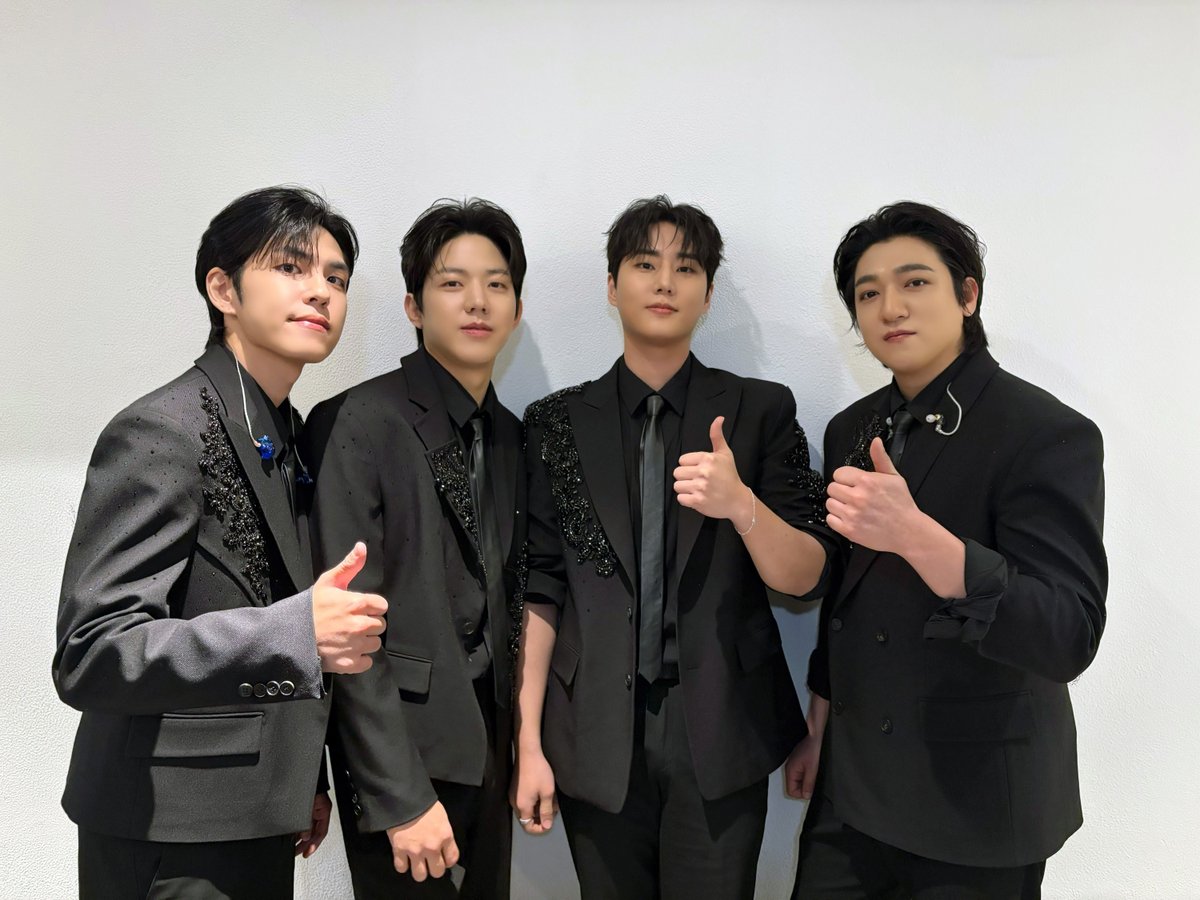 [ #DAY6_BEHIND ]
 
𝟸𝟶𝟸𝟻 𝙳𝙰𝚈𝟼 𝚂𝚙𝚎𝚌𝚒𝚊𝚕 𝙲𝚘𝚗𝚌𝚎𝚛𝚝 ‘𝚃𝚑𝚎 𝙿𝚛𝚎𝚜𝚎𝚗𝚝’ - 𝙳𝙰𝚈𝟹 🎄
 
DAY6 산타의 선물 주인공은 바로 My Day 🎁
My Day, Merry Christmas☃️🩵
 
#DAY6 #데이식스
#The_Present