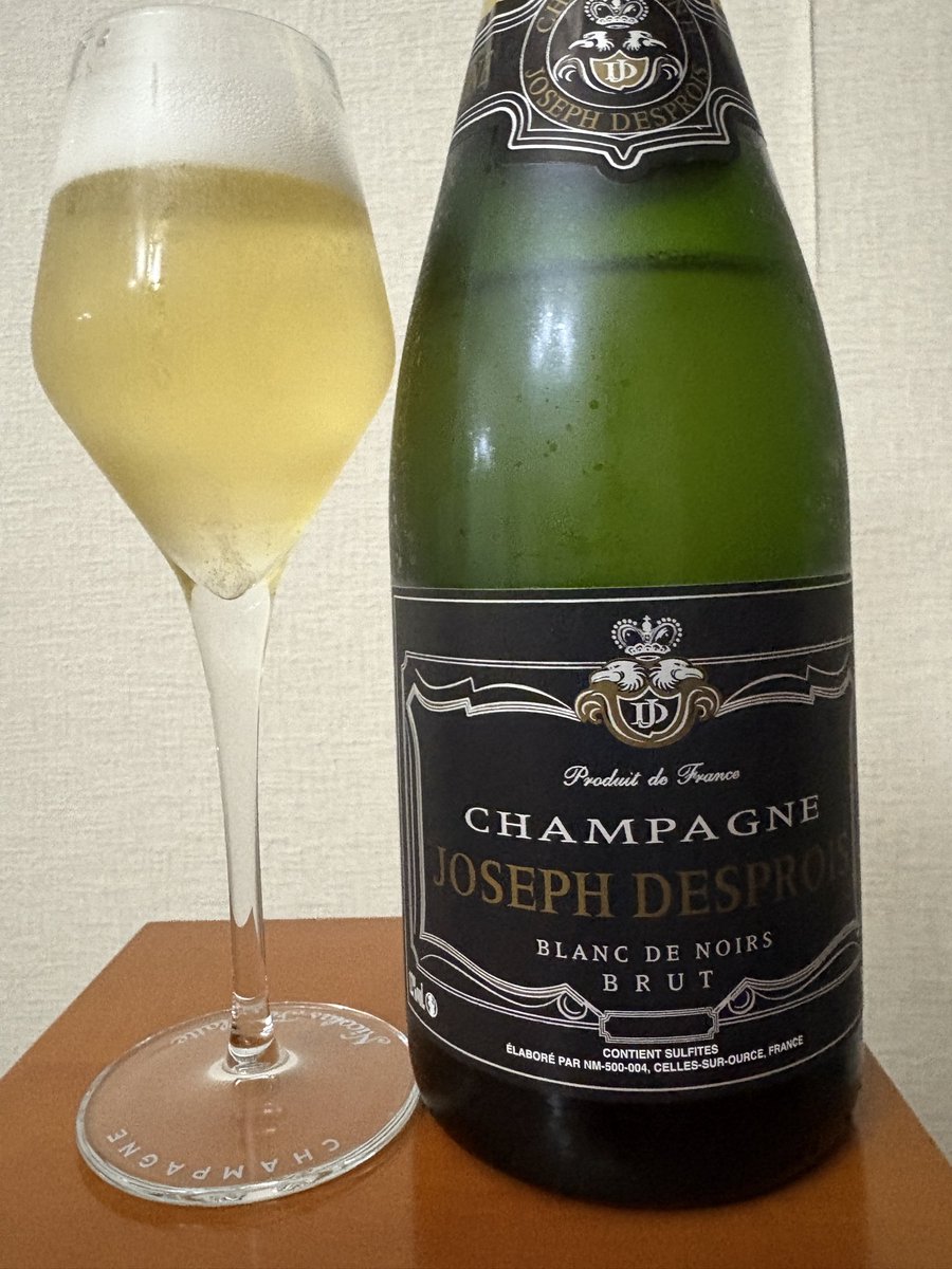 pechedenfer_jp's tweet photo. Un verre de champagne pour fêter la re-croissance du jour🍾 Le solstice d'hiver tombe cette nuit et la durée du jour va commencer à augmenter. #champagne #solsticedhiver #Wintersonnenwende #Champagner https://t.co/MgNlBwLbHv