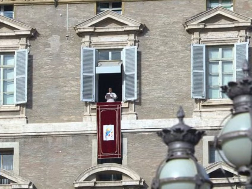 "Piedad, caridad, misericordia, abandono: actitudes que nos ayudan a ser para los otros, pesebre acogedor, casa confortable. No perdamos ocasión para practicarlos: perdonando,animando, dando esperanza a las personas con las que vivimos y a aquellas que encontramos"
#Papa
#Navidad