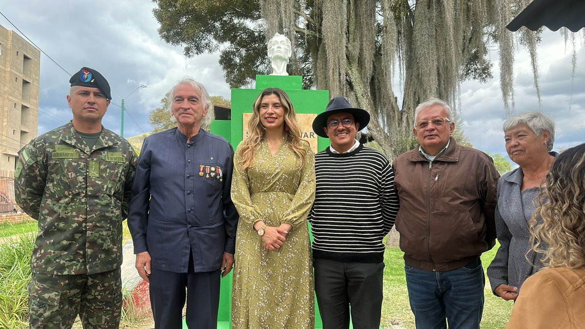 MaestroMalagon's tweet photo. Parque SIMÓN BOLÍVAR 
Duitama.
Un acto de Rectificación y desagravio con El Libertador y Padre de la Patria.
Autor Oferente
Maestro Eduardo Malagón Bravo https://t.co/LGgDIt7NIT