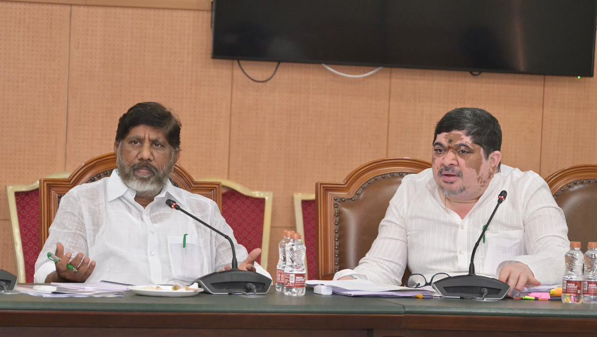 Bhatti_Mallu's tweet image. ప్రజా భవన్‌లో ఆర్టీసీ మరియు బీసీ సంక్షేమ శాఖ అధికారులతో సమీక్షా సమావేశం నిర్వహించాను. 

మహాలక్ష్మి పథకం వల్ల ఆర్టీసీ లాభాల్లోకి చేరినందుకు ఆనందంగా ఉంది. మహిళా ప్రయాణికుల ఉచిత బస్సు ప్రయాణాల కోసం ప్రత్యేక కార్డుల పంపిణీకి సెంటర్ ఫర్ గుడ్ గవర్నెన్స్‌తో ఒప్పందం చేసుకోవాలని…