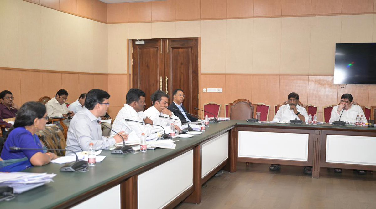 Bhatti_Mallu's tweet image. ప్రజా భవన్‌లో ఆర్టీసీ మరియు బీసీ సంక్షేమ శాఖ అధికారులతో సమీక్షా సమావేశం నిర్వహించాను. 

మహాలక్ష్మి పథకం వల్ల ఆర్టీసీ లాభాల్లోకి చేరినందుకు ఆనందంగా ఉంది. మహిళా ప్రయాణికుల ఉచిత బస్సు ప్రయాణాల కోసం ప్రత్యేక కార్డుల పంపిణీకి సెంటర్ ఫర్ గుడ్ గవర్నెన్స్‌తో ఒప్పందం చేసుకోవాలని…