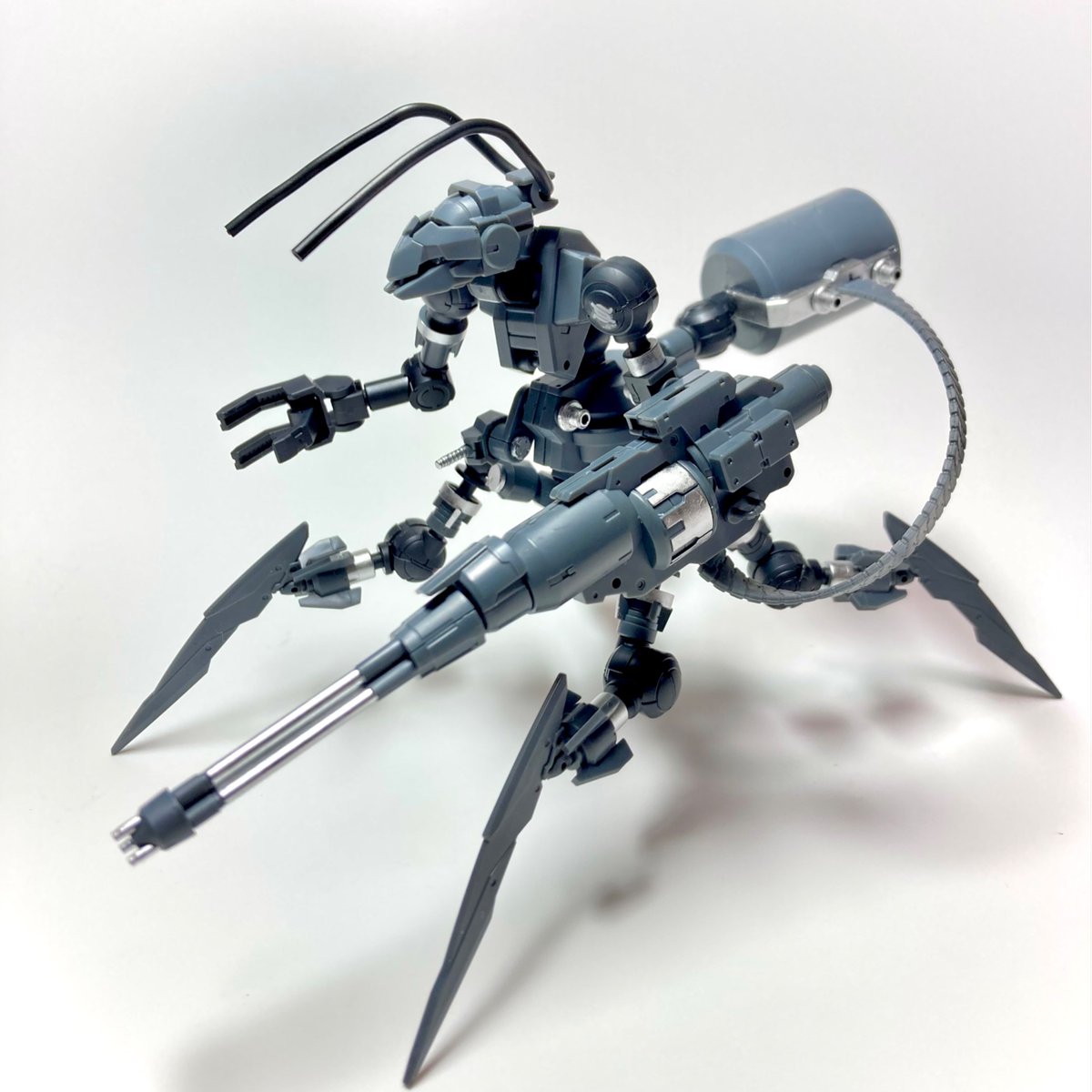 akira_ganna's tweet image. エグザビークル（ガトリングアントVer.）

地球圏の生物「軍隊アリ」をモデルに開発された機体。
四脚構造により凍土でも安定した機動力を発揮する。自走ガトリング砲とも呼べる簡素な機体だが、生産性が高く集団戦法で敵を追い詰める。（続く）

#30MM森林エリア #30MMマクシオン軍