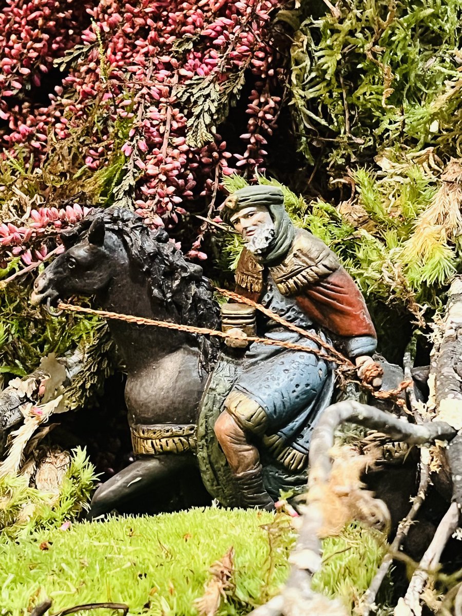 forerus's tweet image. En Asturias los Reyes Magos vienen a caballo por el monte de brezos y beben sidra… 🎄🌟👑
#BelenFamiliar2025
#FelizNavidad