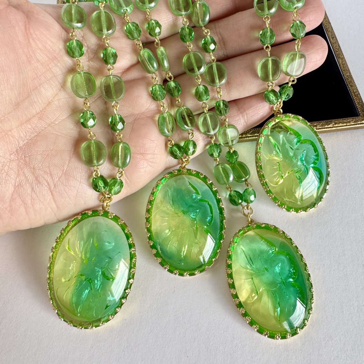 ウランガラスのペンダントトップが美しいネックレス オンライン分は