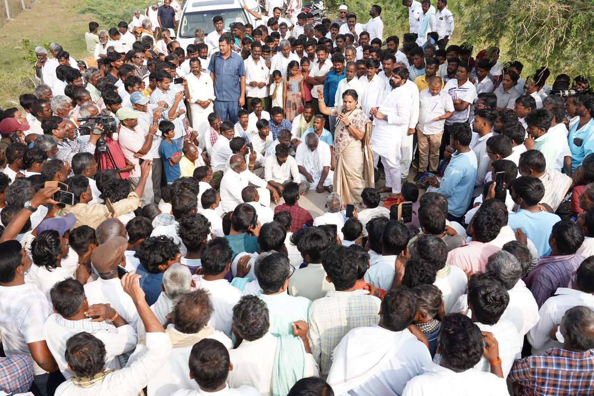 RaoKavitha's tweet photo. జోగులాంబ గద్వాల జిల్లా పెద్ద ధన్వాడలో  ఇథనాల్ ఫ్యాక్టరీ ఏర్పాటును12 గ్రామాల రైతులు వ్యతిరేకిస్తూ ఆందోళన చేస్తున్నా ప్రభుత్వం మాత్రం మొండి వైఖరితో వ్యవహరించడం దుర్మార్గం.

ఫ్యాక్టరీ పెట్టాలనుకుంటే ప్రభుత్వం గుర్తించిన
రెడ్ జోన్ గా మార్క్ చేసిన స్థలాల్లో పర్మిషన్లు ఇవ్వండి.. అంతే తప్ప ఆర్డీఎస్ కాల్వలతో పచ్చని పంటలు పండే పొలాల వద్ద వ్యర్థాలను వెదజల్లే ఫ్యాక్టరీని ఎలా అనుమతిస్తారు?

భూములు కాపాడుకోవటానికి ఆందోళన చేస్తే రైతుల మీదనే లాఠీ ఛార్జ్ చేస్తారా? 

ఎట్టి పరిస్థితుల్లో ఇక్కడ ఇథనాల్ ఫ్యాక్టరీకి ప్రభుత్వం అనుమతించవద్దు. 

ఫ్యాక్టరీ ఏర్పాటుకు వ్యతిరేకంగా స్థానిక రైతులతో కలిసి ఉద్యమిస్తాం. ఫ్యాక్టరీ రద్దు అయ్యే వరకు పోరాడుతాం.