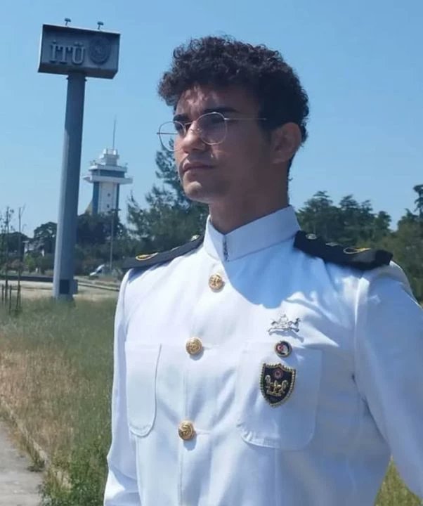 Birleşik Arap Emirlikleri'nde, görev yaptığı gemiden denize düşen demirin internet kablolarına zarar verdiği iddiasıyla tutuklanan 24 yaşındaki Türk denizci Ali Yol, 2 aydır cezaevinde. 

Ailesi, astım hastası olan Yol'un sağlık durumunun kötüleştiğini belirterek serbest