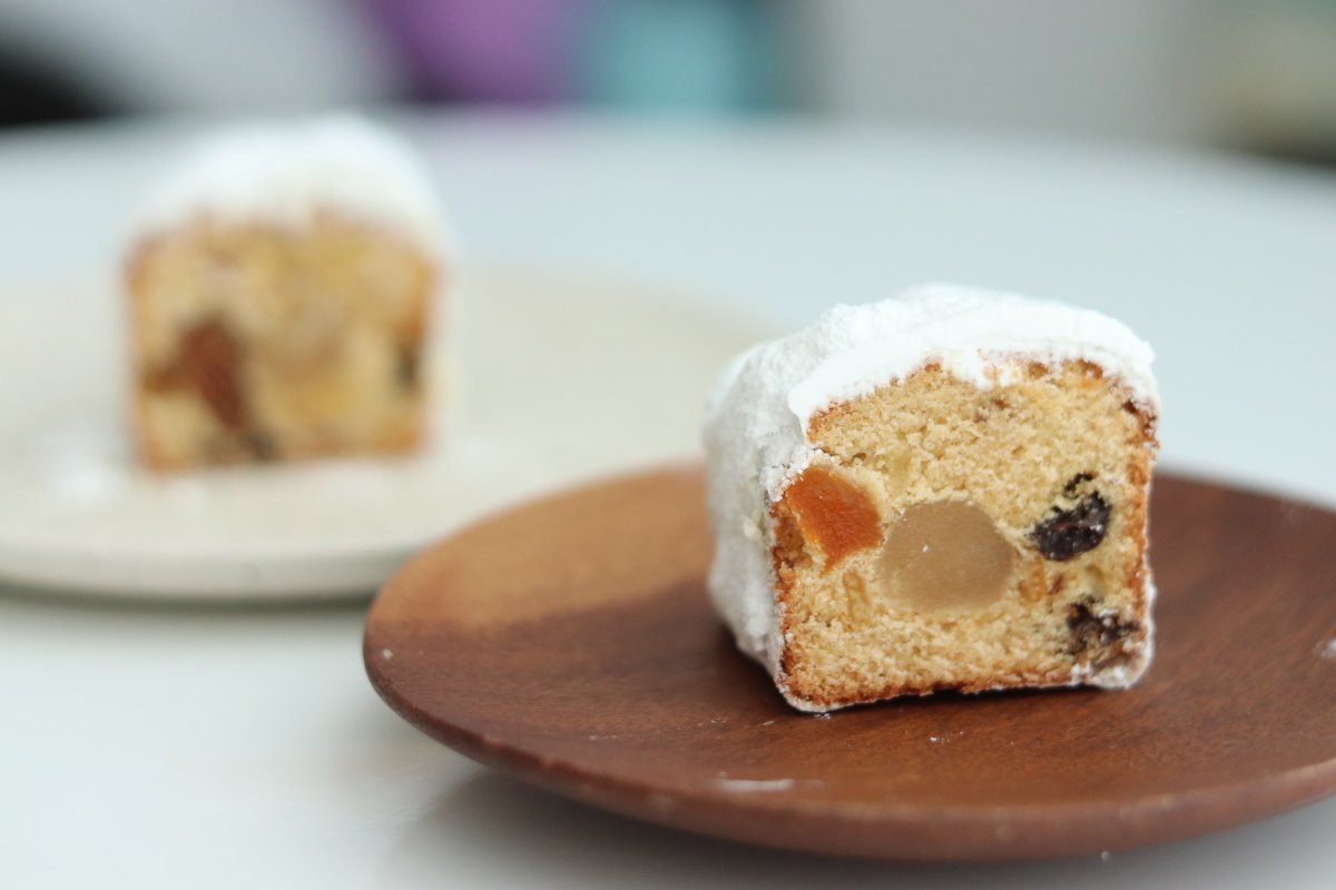 슈톨렌케이크 일년동안 잘 숙성시켜서 준비해두었어요.

파운드속에 건과일 체리 크랜베리 살구와 오렌지필 건포도가 좋은 배합으로 준비되었고.. 
너무 소량이라 민망하지만 우리 손님들 미니파운드로도 슈톨렌 드셔보시라고 준비했습니다. :)

smartstore.naver.com/lalaron