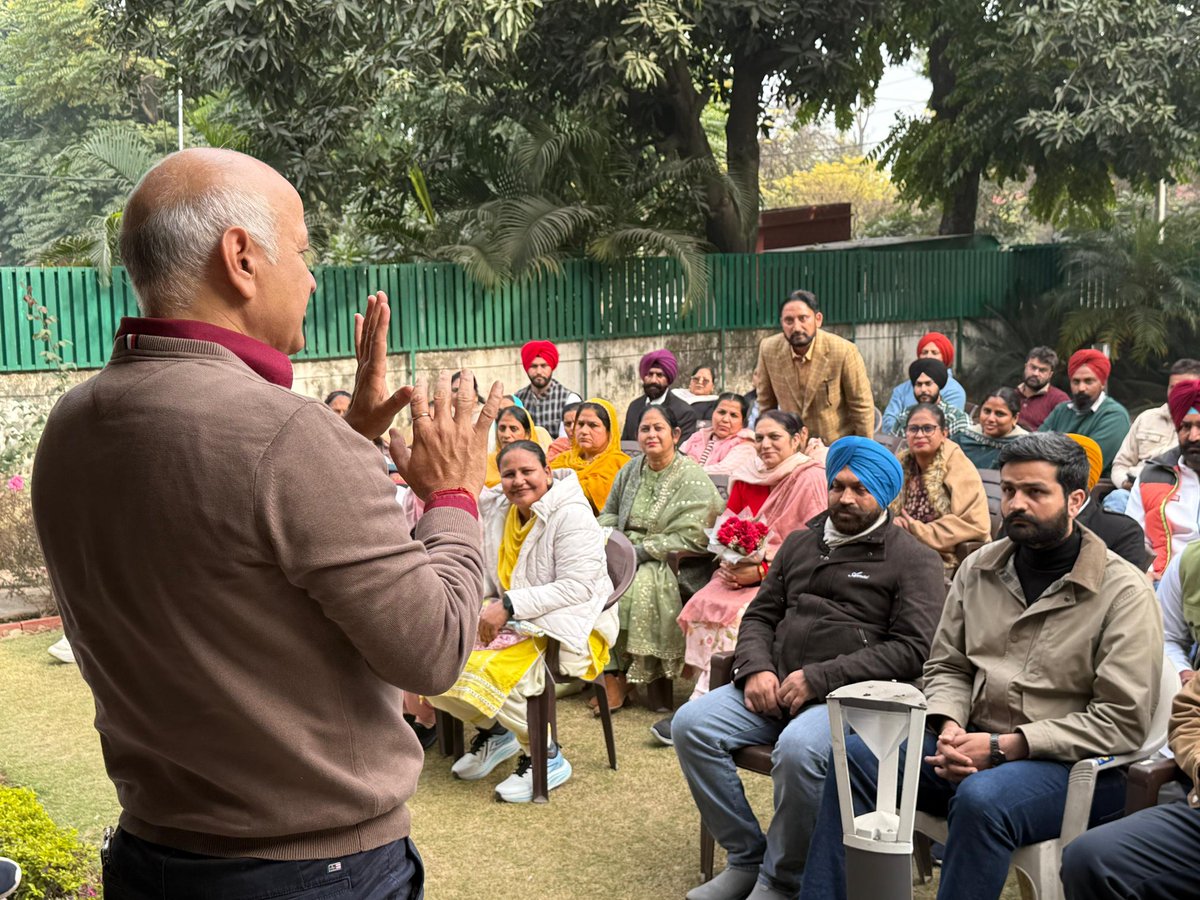 msisodia's tweet photo. पंजाब में हुए ज़िला परिषद और ब्लॉक समिति चुनावों ने आम आदमी पार्टी के संगठन की असली ताक़त को ज़मीन पर साबित किया है।

करीब 3100 सीटों में से 2000 से ज़्यादा सीटों पर पार्टी ने संगठन के अलग-अलग पदों पर काम कर रहे कार्यकर्ताओं को चुनाव लड़ने का अवसर दिया। यह देखकर विशेष संतोष है कि जीतने वाले नेताओं में लगभग दो-तिहाई हमारे संगठन के साथी हैं।

यही आम आदमी पार्टी की पहचान है- जो कार्यकर्ता ज़मीन पर लोगों के बीच मेहनत करता है, पार्टी उसे मौका देती है और वही कार्यकर्ता आगे चलकर नेता बनता है।

मज़बूत संगठन ही मज़बूत राजनीति की बुनियाद है।

आज पार्टी कार्यालय में चुनाव जीतकर आए संगठन के कुछ साथियों के साथ सार्थक संवाद हुआ।