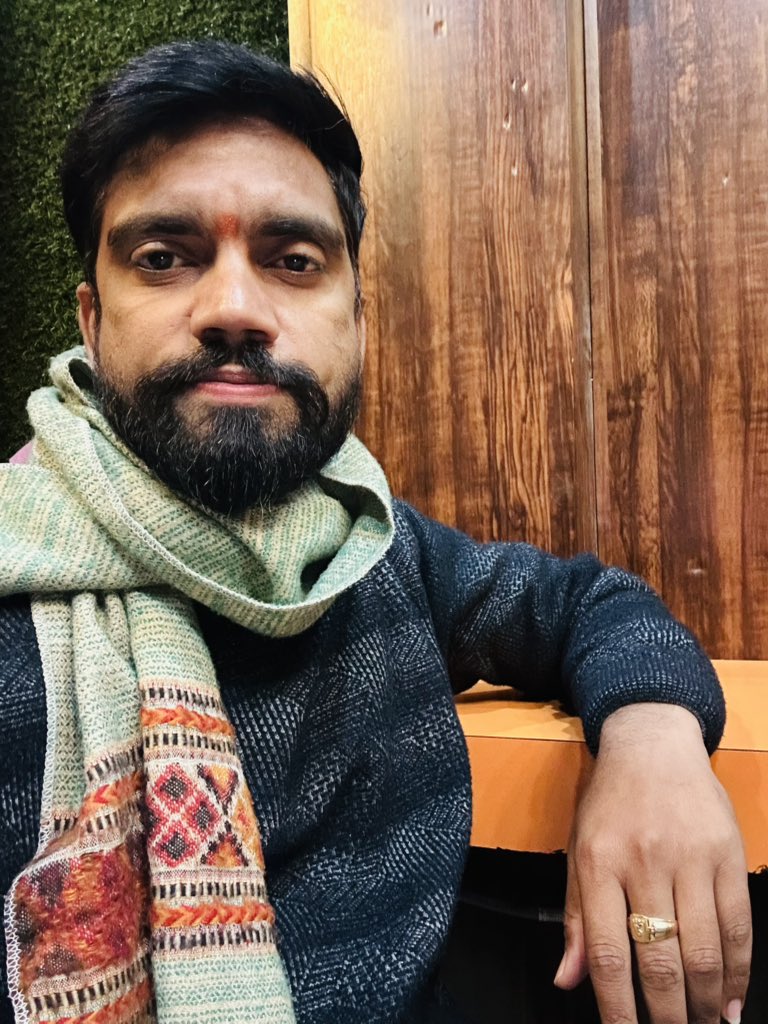 कण कण समेट कर बनाया है मैंने खुद को ,
मुझसे ये मत कहना कि बहुत मिलेंगे तुम जैसे

जय श्रीराधा रानी सरकार 🚩
<a href="/MPSinghRanu2/">Madhvendra Pratap Singh Ranu (Modi ka parivar)</a>  <a href="/bjpsaurabh12/">Saurabh Mishra (नीरज)</a>