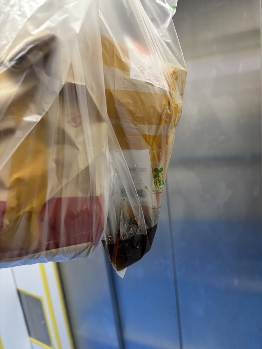 sakanayasanaiyo's tweet image. マクドナルド様、、
私はデリバリーの配達員を約6年間やってきましたが、落としたりして破損した場合を除いてドリンクがここまで漏れていたのははじめてです🙂‍↕️
お客様の商品なので中を確認することはできませんでしたがおそらく新しい蓋に
問題があるかもしれません。
ご報告させていただきます。