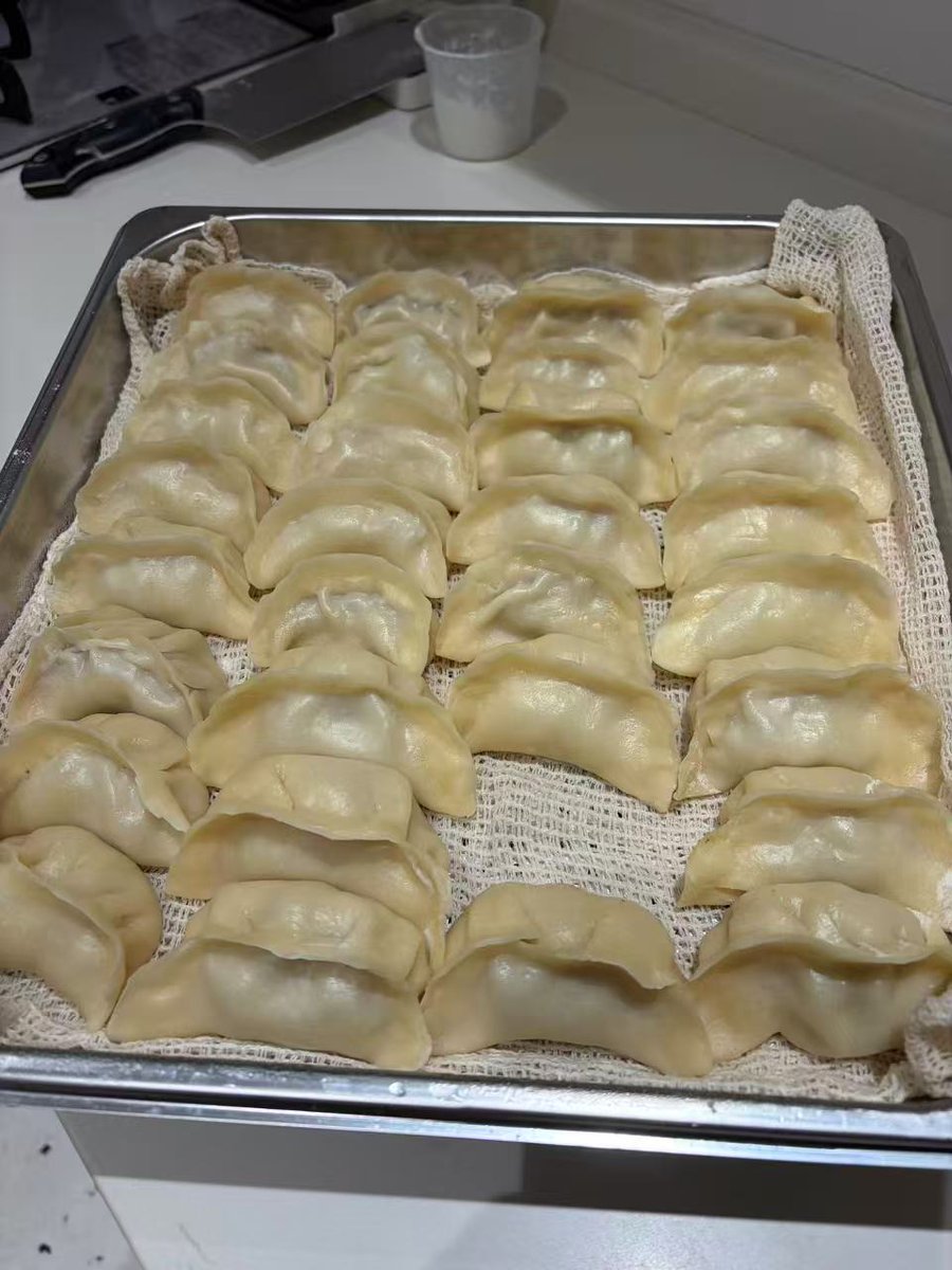 冬至的黄瓜猪肉馅饺子很清新，配上木姜子辣椒酱蘸料太香了