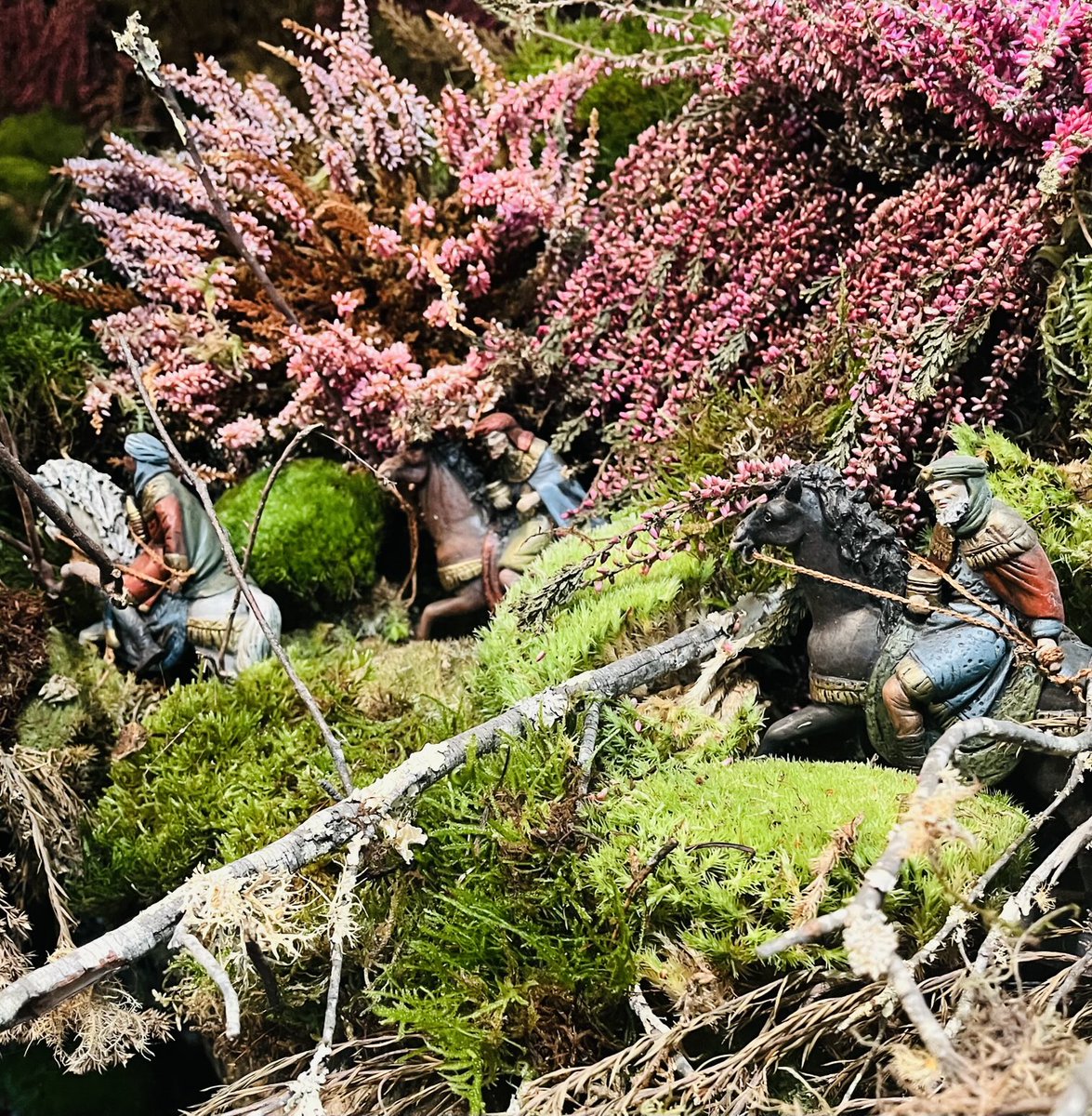 forerus's tweet image. En Asturias los Reyes Magos vienen a caballo por el monte de brezos y beben sidra… 🎄🌟👑
#BelenFamiliar2025
#FelizNavidad