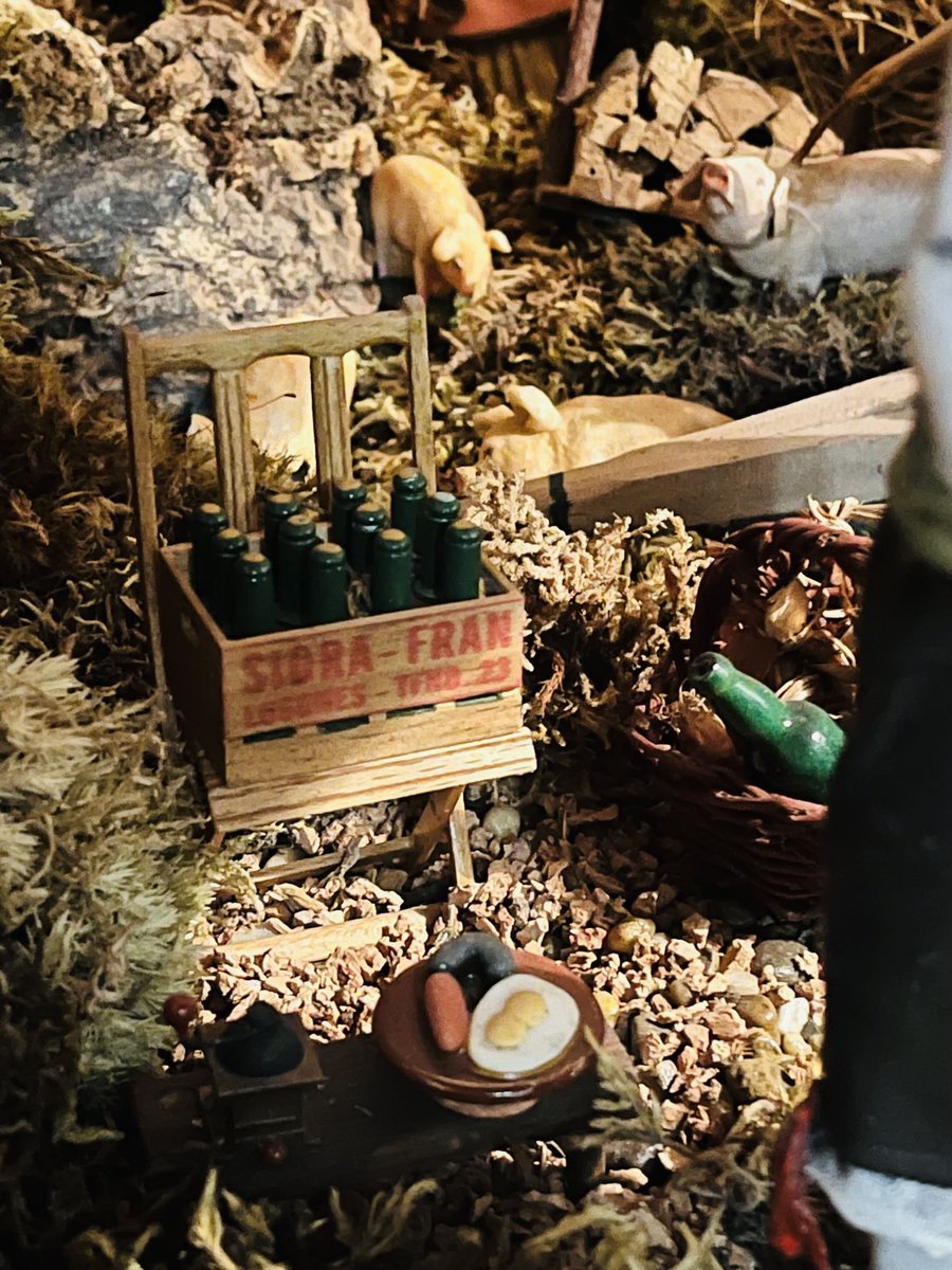 forerus's tweet image. En Asturias los Reyes Magos vienen a caballo por el monte de brezos y beben sidra… 🎄🌟👑
#BelenFamiliar2025
#FelizNavidad