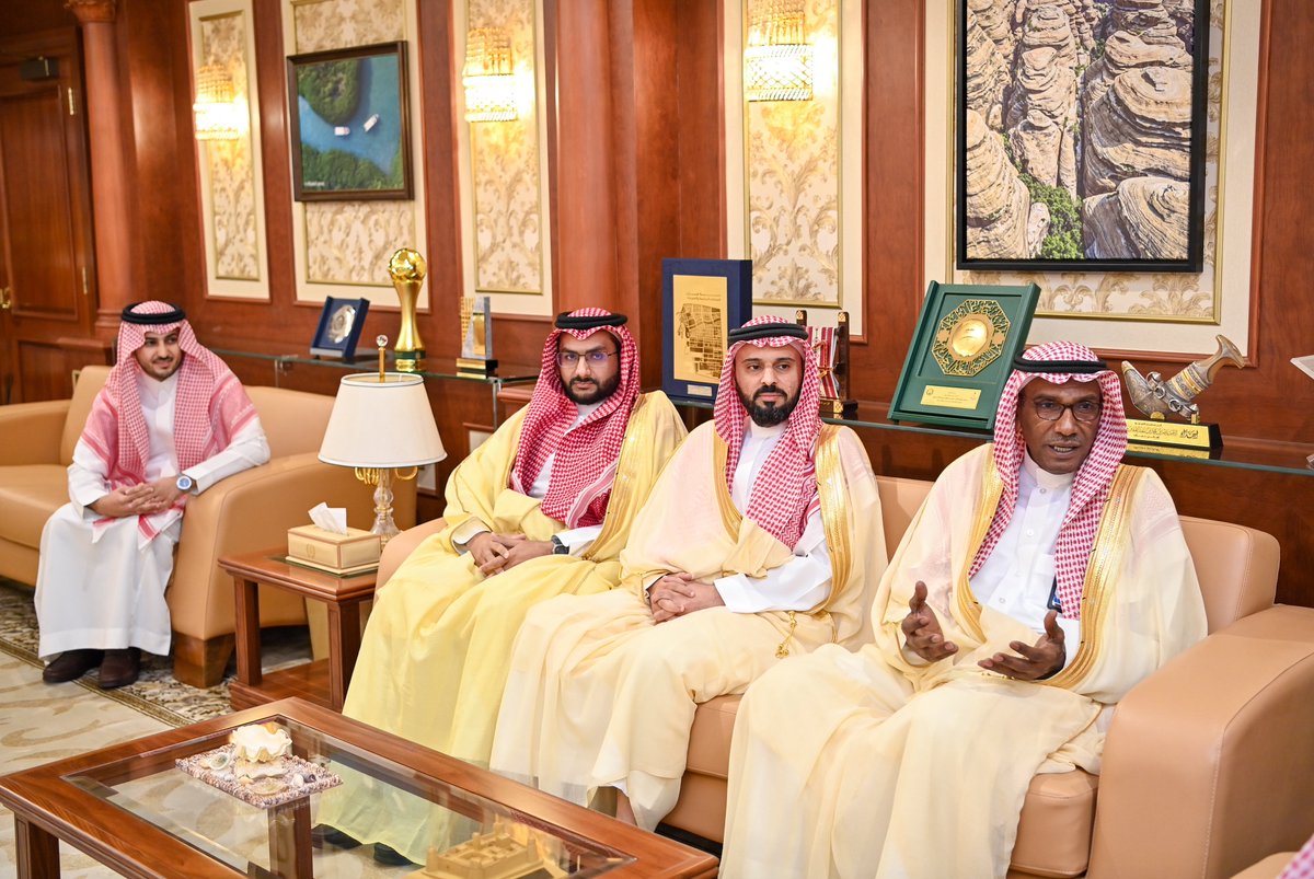 سمو نائب أمير منطقة جازان 
#ناصر_بن_محمد
يستقبل رئيس جامعة جازان د. محمد أبوراسين.