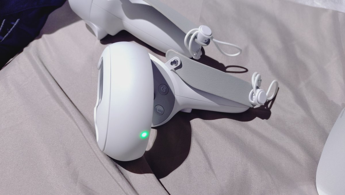 ULPHA_S's tweet photo. #VketReal 1日目ですがシャープさんの「Xrosttella VR1」を体験させて頂きました。
一言「早く発売してほしい🥰」です。

軽い、メガネいらない、軽い、すき間がない、軽い、そして寝れる！と言う素晴らしい製品でした。（大切なので3回ry）

これは冗談抜きで期待Ageです😆

#VketSharp https://t.co/wdMbTA2GPj